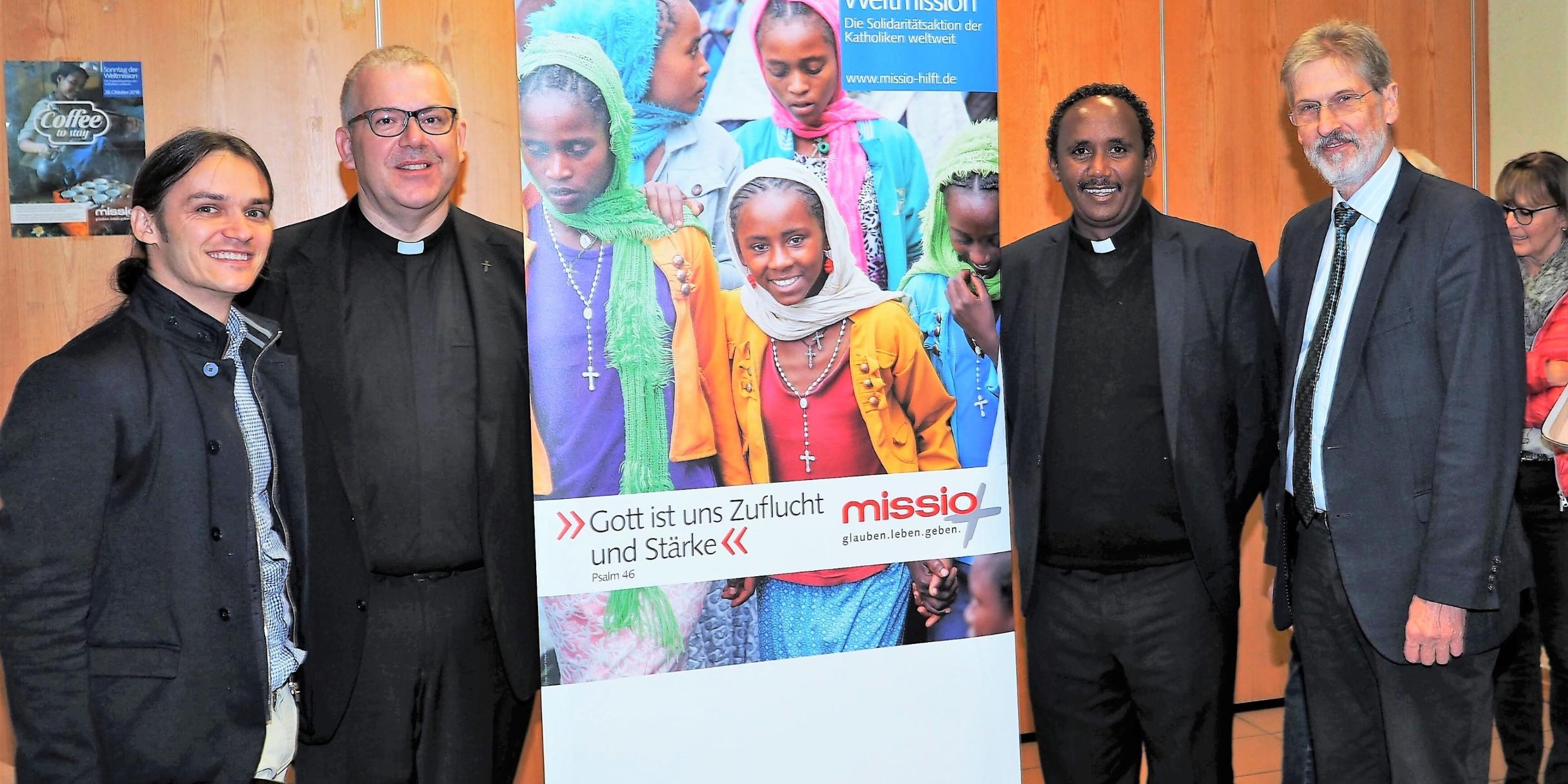 Missio-Gast Pfarrer Tesfaye Petros (2.v.r.) mit Thomasz Welke (links) und Ludwig Kuhn (rechts) von der Diözesanstelle Weltkirche sowie Pfarrer Thomas Weber (2.v.l.) in Bitburg.