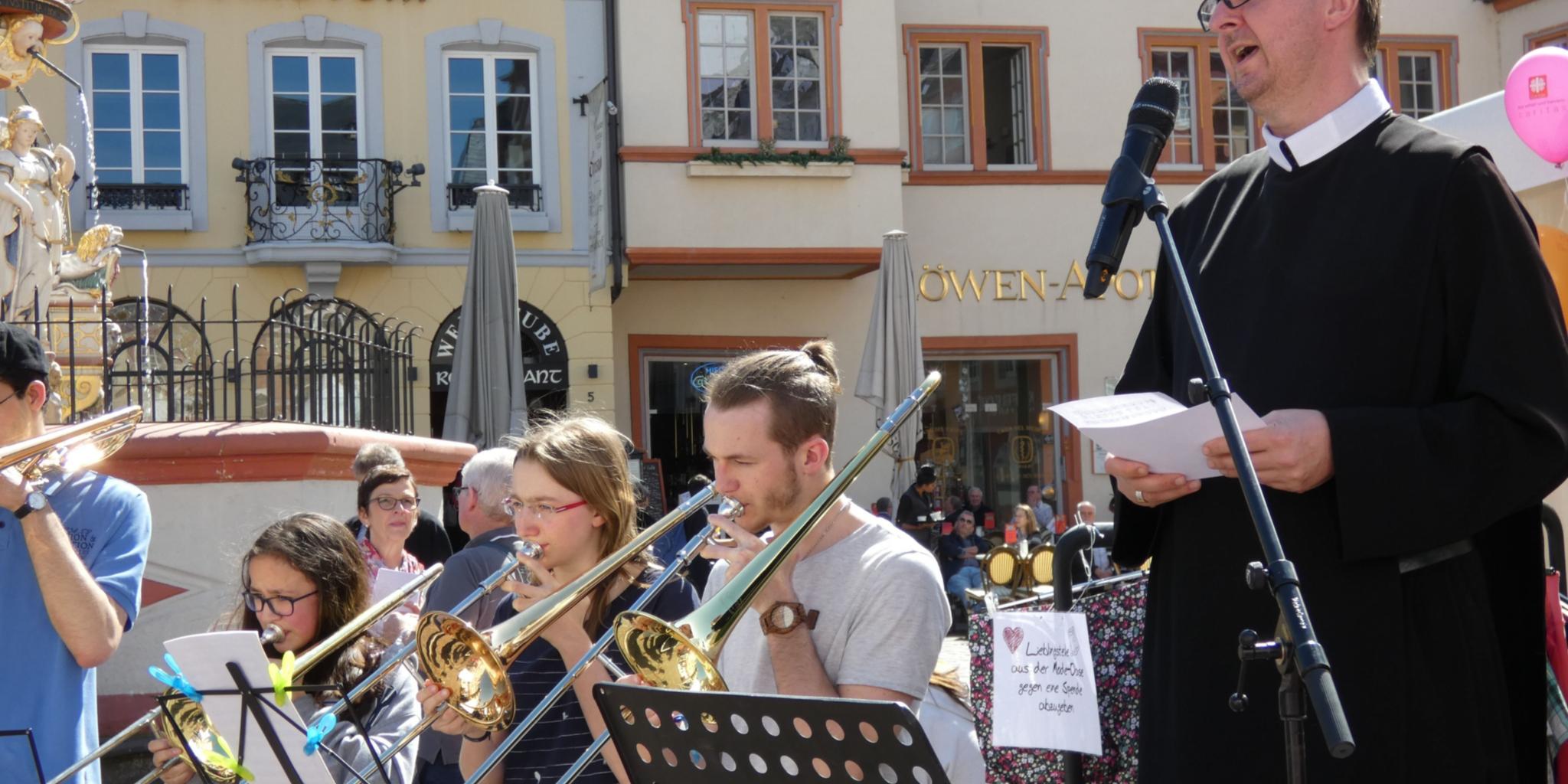 Bruder Berg hält an diesem Tag das Mittagsgebet