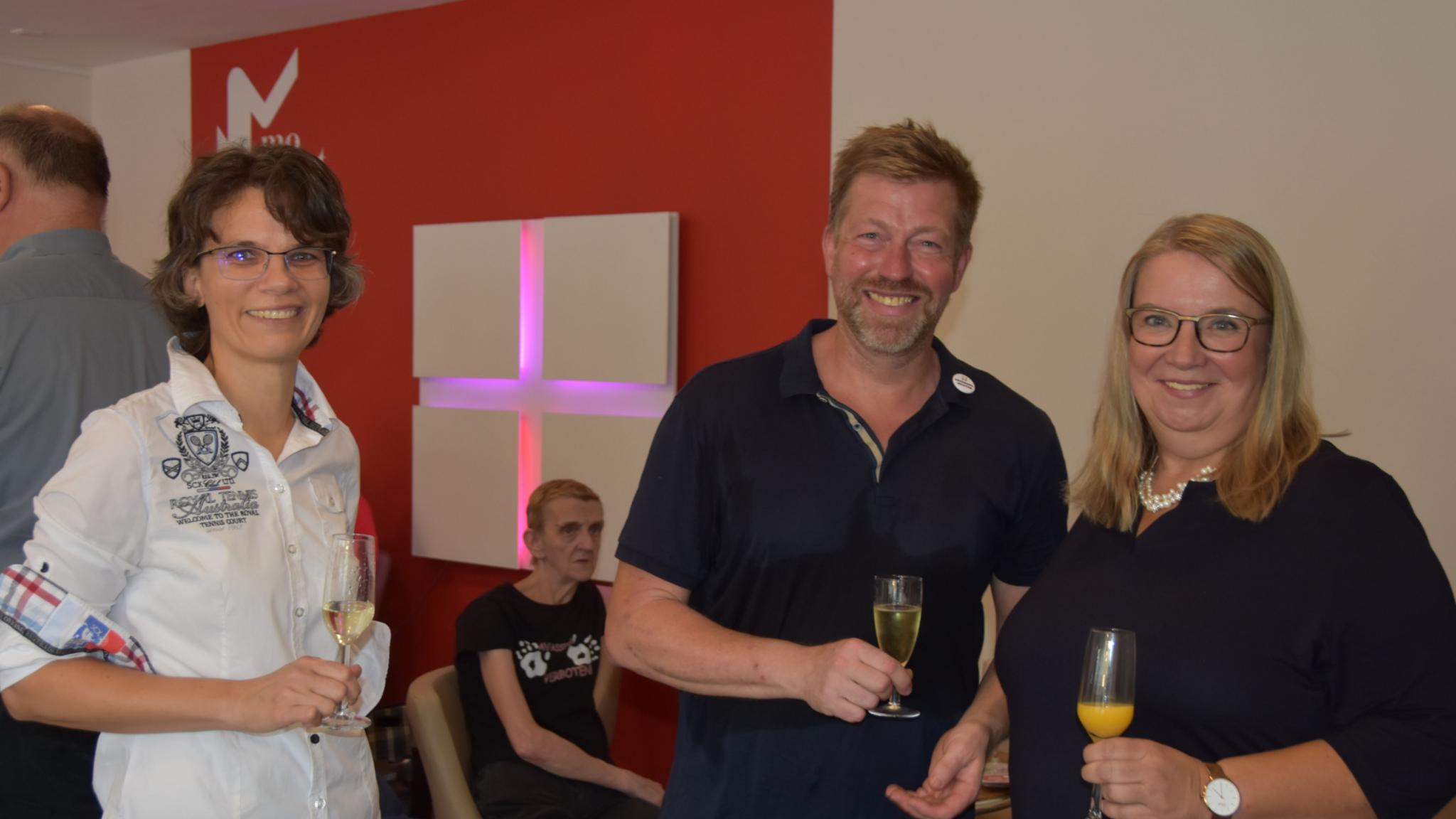Pastoralreferentin Jennifer Schmitt, Designer Jochen Maas und Gemeindereferentin Katja Groß (von links) feiern mit Interessierten die Neueröffnung des momentum. Foto: Ute Kirch