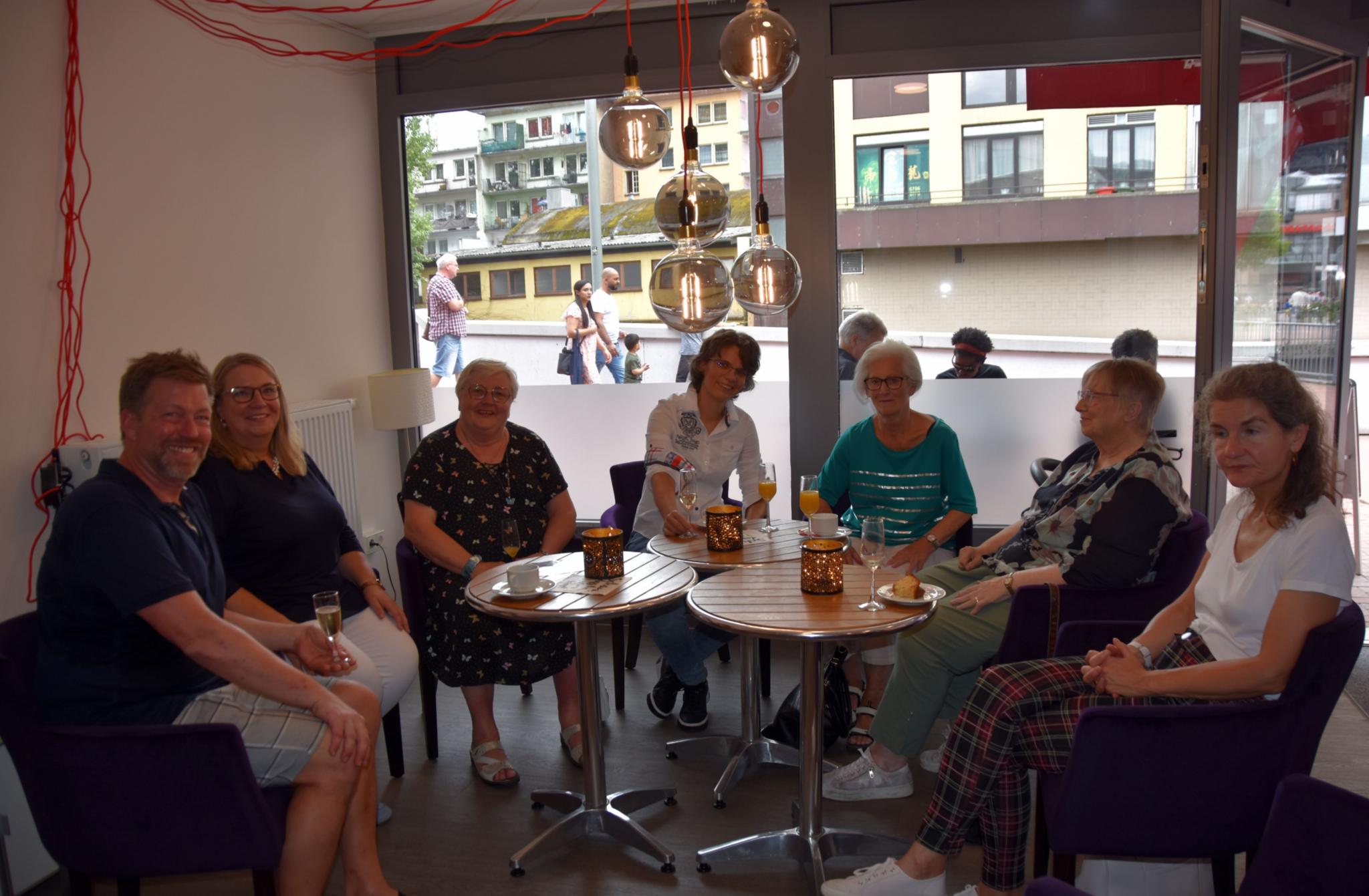 Feierlaune bei der Neueröffnung des momentum. Noch ist nicht alles fertig, die kleinen Tische sollen durch einen großen ersetzt werden. Foto: Ute Kirch