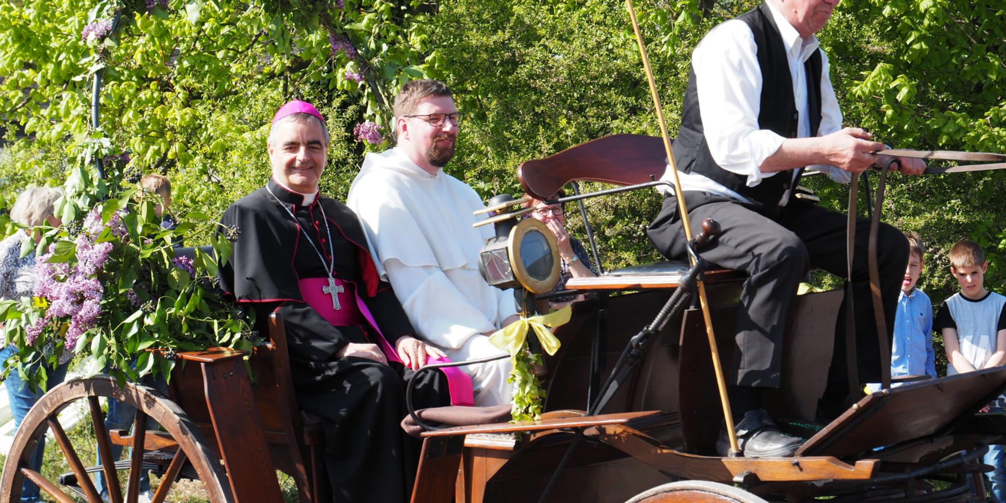 Ein Pferdegespann bringt Dr. Nikola Eterović und Wallfahrtsrektor Pater Albert Seul (von links) bis vor die Kirche. Auf dem Bock der Kutscher Emil Prinz aus Sehlem.