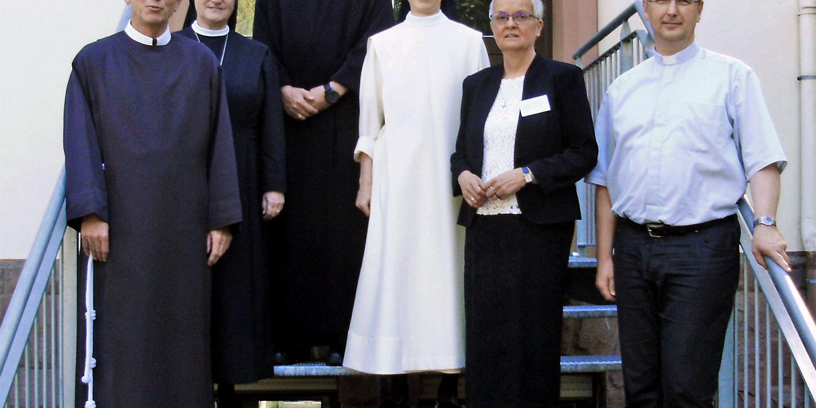 Br. Ulrich Schmitz, Sr. Gerhild Sewenig, Br. Peter Berg, Sr. Scholastika Jurt, Sr. Edith-Maria Magar und Prälat Dr. Georg Holkenbrink (vlnr.)