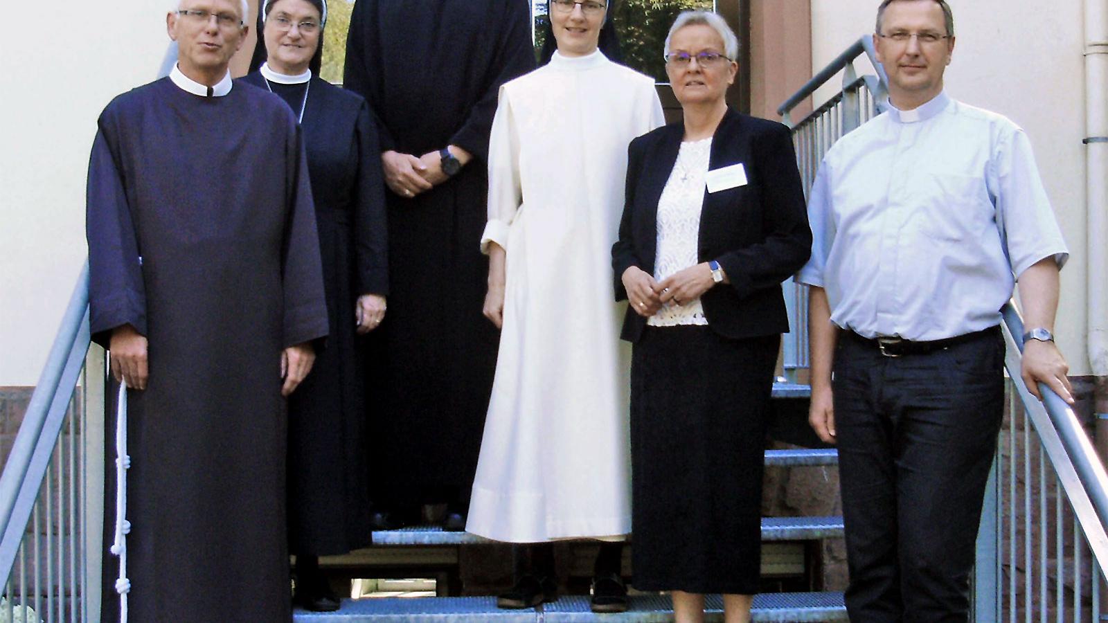 Br. Ulrich Schmitz, Sr. Gerhild Sewenig, Br. Peter Berg, Sr. Scholastika Jurt, Sr. Edith-Maria Magar und Prälat Dr. Georg Holkenbrink (vlnr.)
