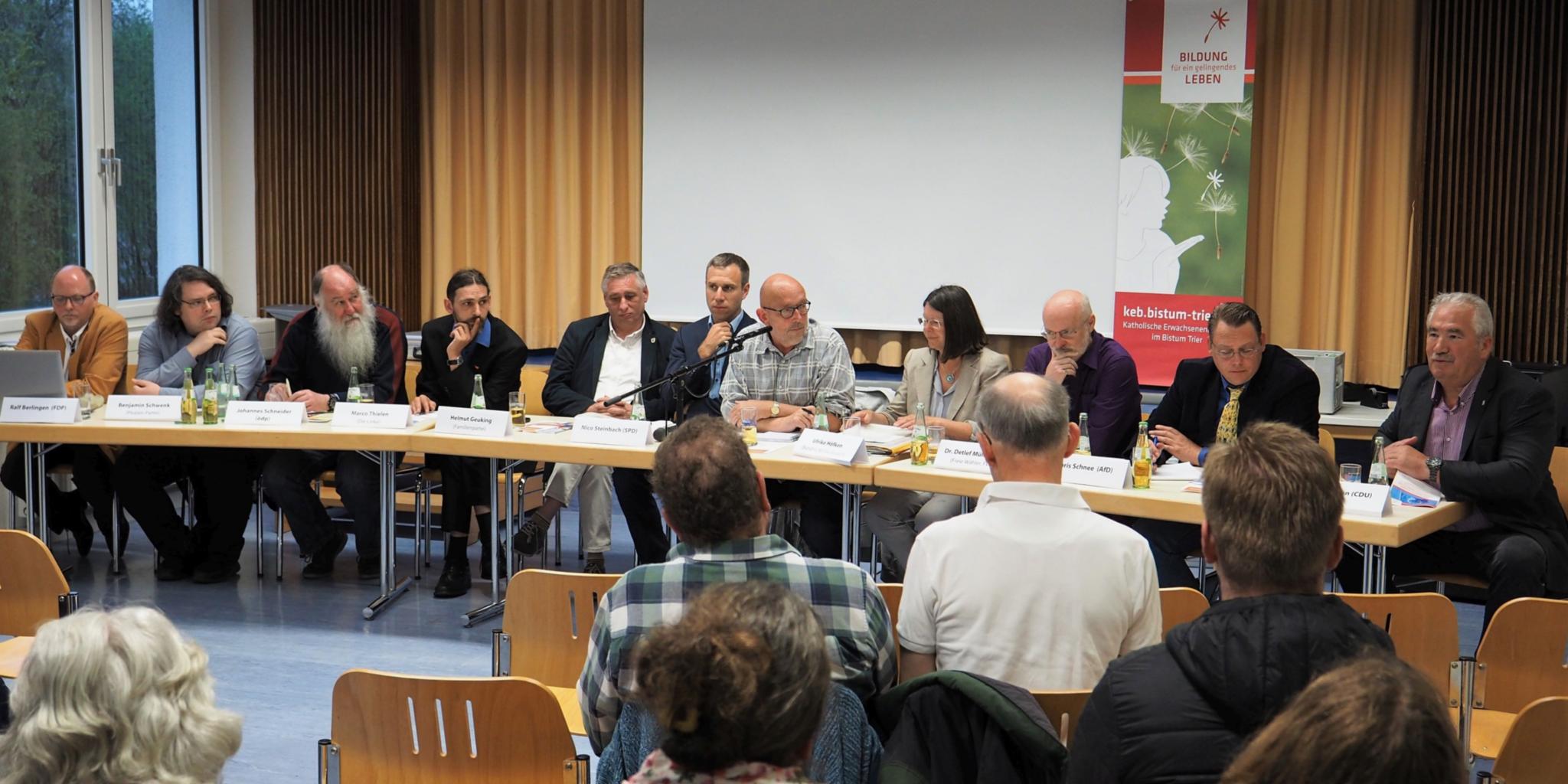 Politikerinnen und Politiker von zehn im Europaparlament vertretenen Parteien stellten sich in Prüm den Fragen von Moderator Klaus Greichgauer (am Mikrofon) und dem Publikum.