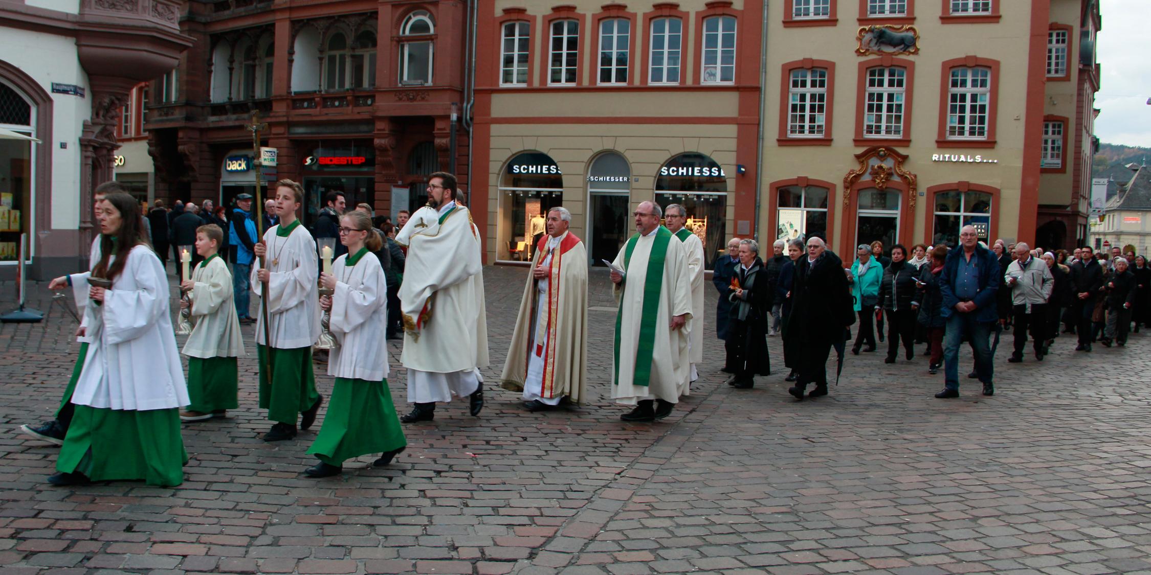 In einer Prozession wurde das Allerheiligste durch die Innenstadt in die Pfarrkirche St. Gangolf gebracht.