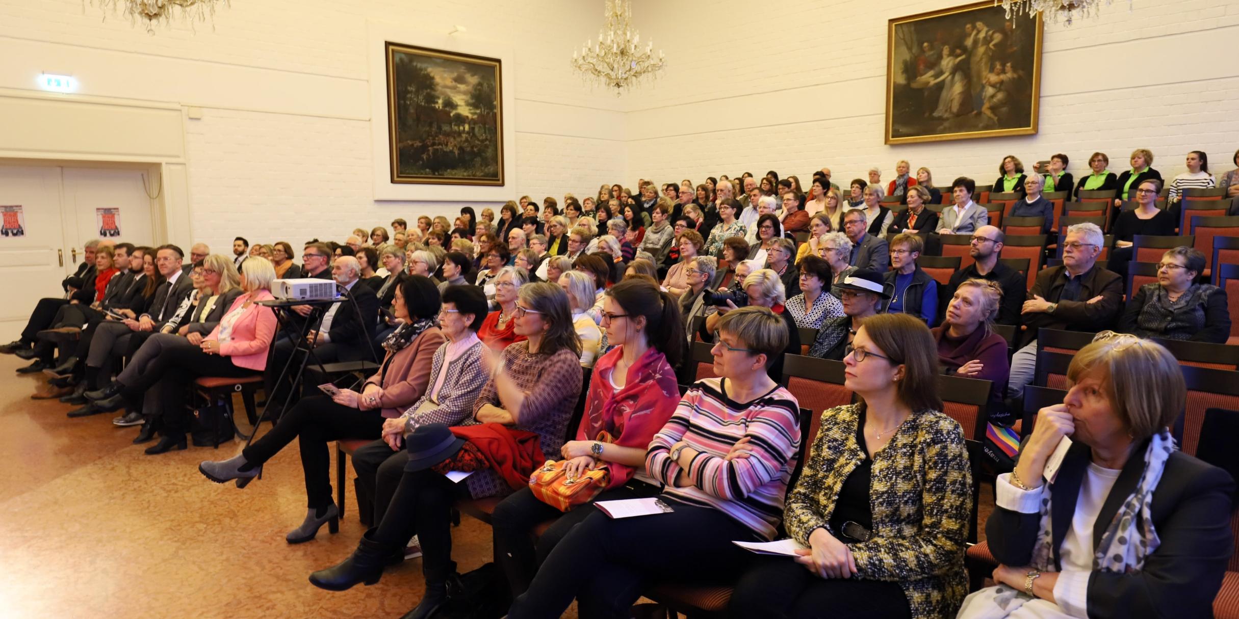 Gut besuchte Ausstellungseröffnung im Bitburger Beda-Haus