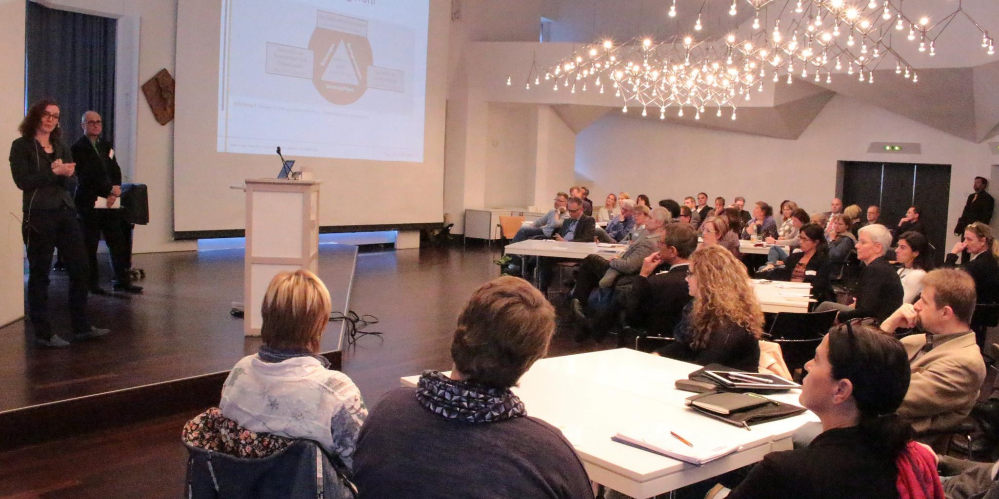 Eine Zwischenbilanz des Projektes QuEKS (Qualitätsentwicklung an Katholischen Schulen) war Thema bei einer Tagung mit Professorin Antje Miksch im Erbacher Hof in Mainz. © Bistum Mainz / Blum
