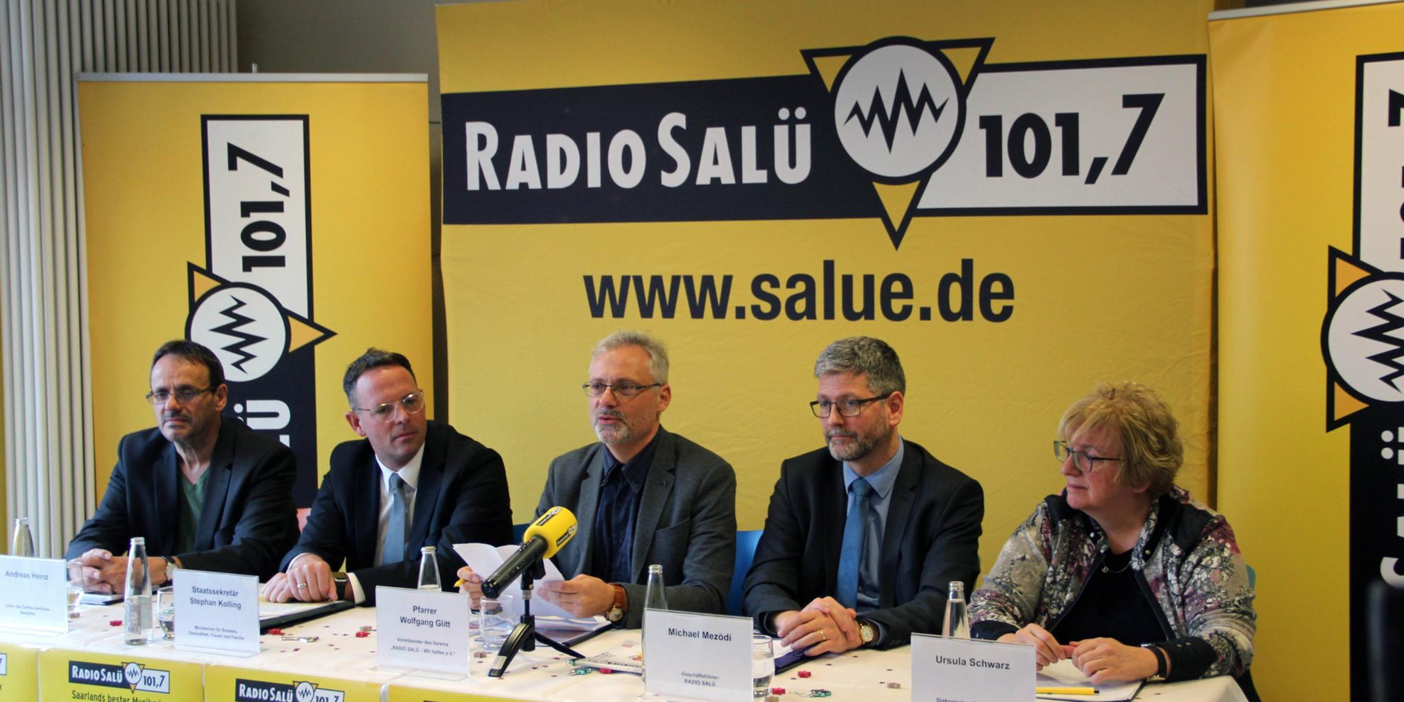 Andreas Heinz, Leiter Caritas-Zentrum Saarpfalz;Staatssekretär Stephan Kolling, saarländisches Ministerium für Soziales, Gesundheit, Frauen und Familie; Pfarrer Wolfgang Glitt, Vorsitzender „Radio Salü – Wir helfen e.V.“;Michael Mezödi, Geschäftsführer Radio Salü; Ursula Schwarz, Diakonisches Werk der Pfalz (v.l.n.r.)