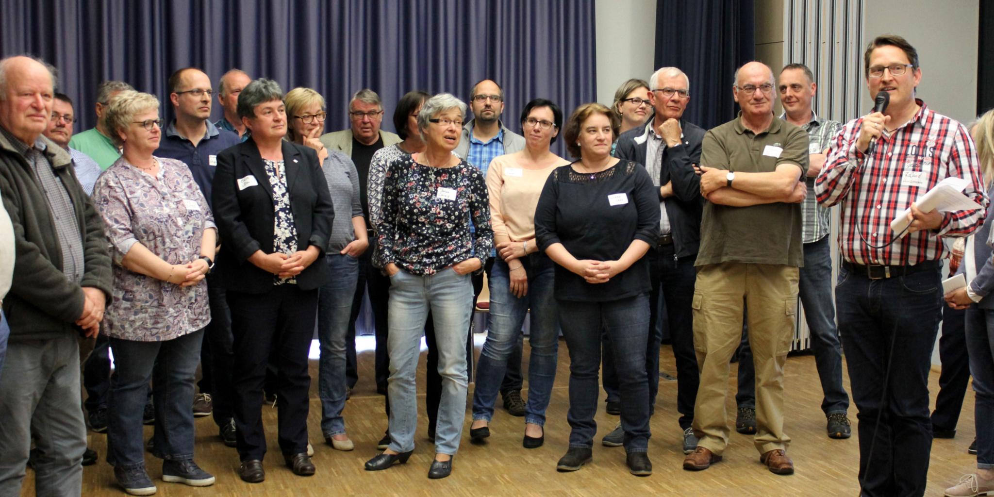 Roland Hinzmann im Gespräch mit den Teilnehmern des 'Rendezvous im Raum' im Kongresszentrum des Jugendgästehauses Prüm