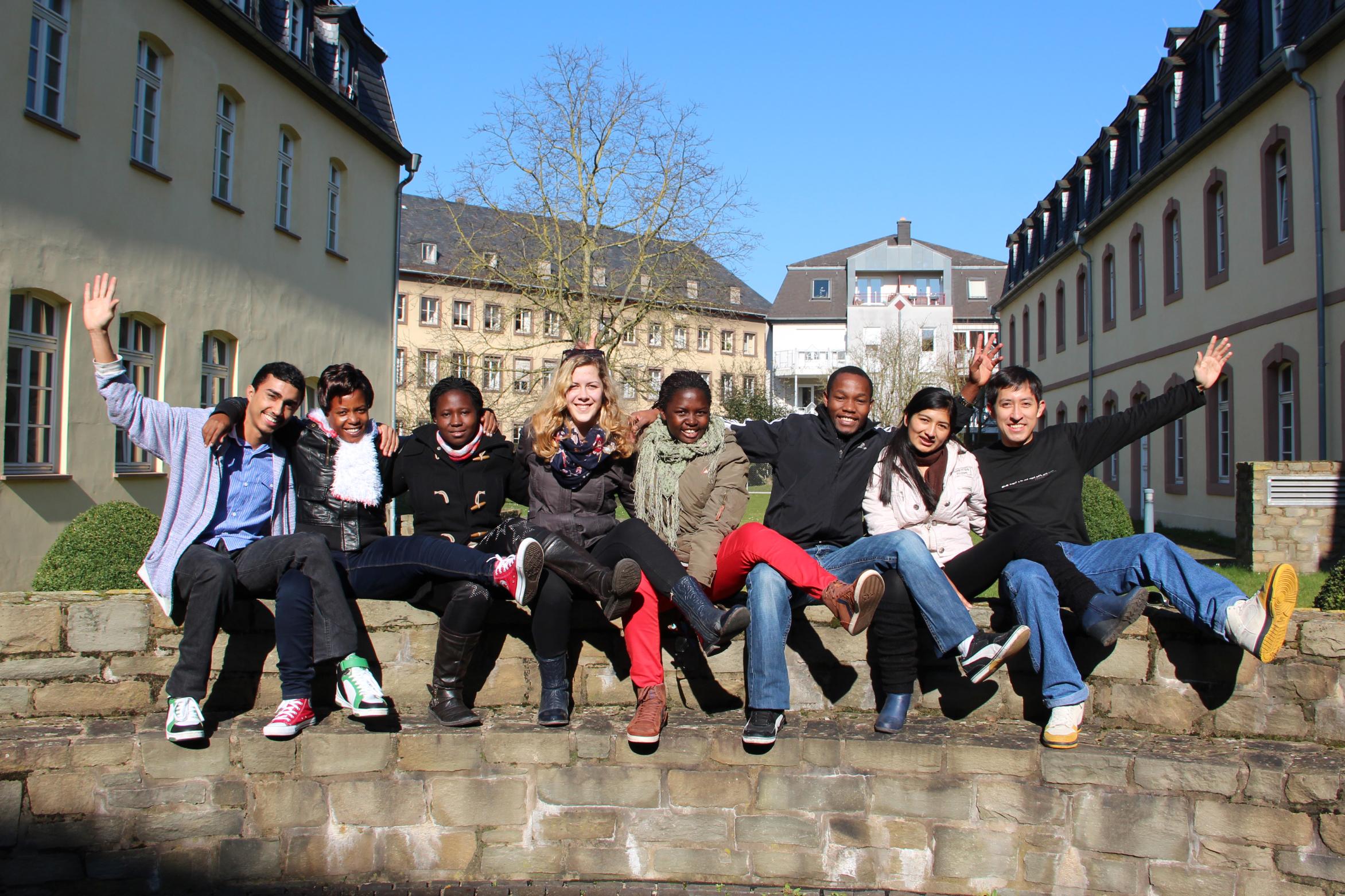 Die Freiwlligen vlnr: Ricardo Costa Santos; Claudine Usabuwera; Anastasie Coulibaly; Beatrix Ráduly; Claudine Uwineza; Jean Damascène Hagenimana; Cyntia Lopez Salazar; Santiago Gómez Contreras. Nicht im Bild: Eddy Guaji Viry; Noelia Barea Crespo; Gabriel Nygel Sevilla; Pavlo Maksymiv; Yuliia Havrush.