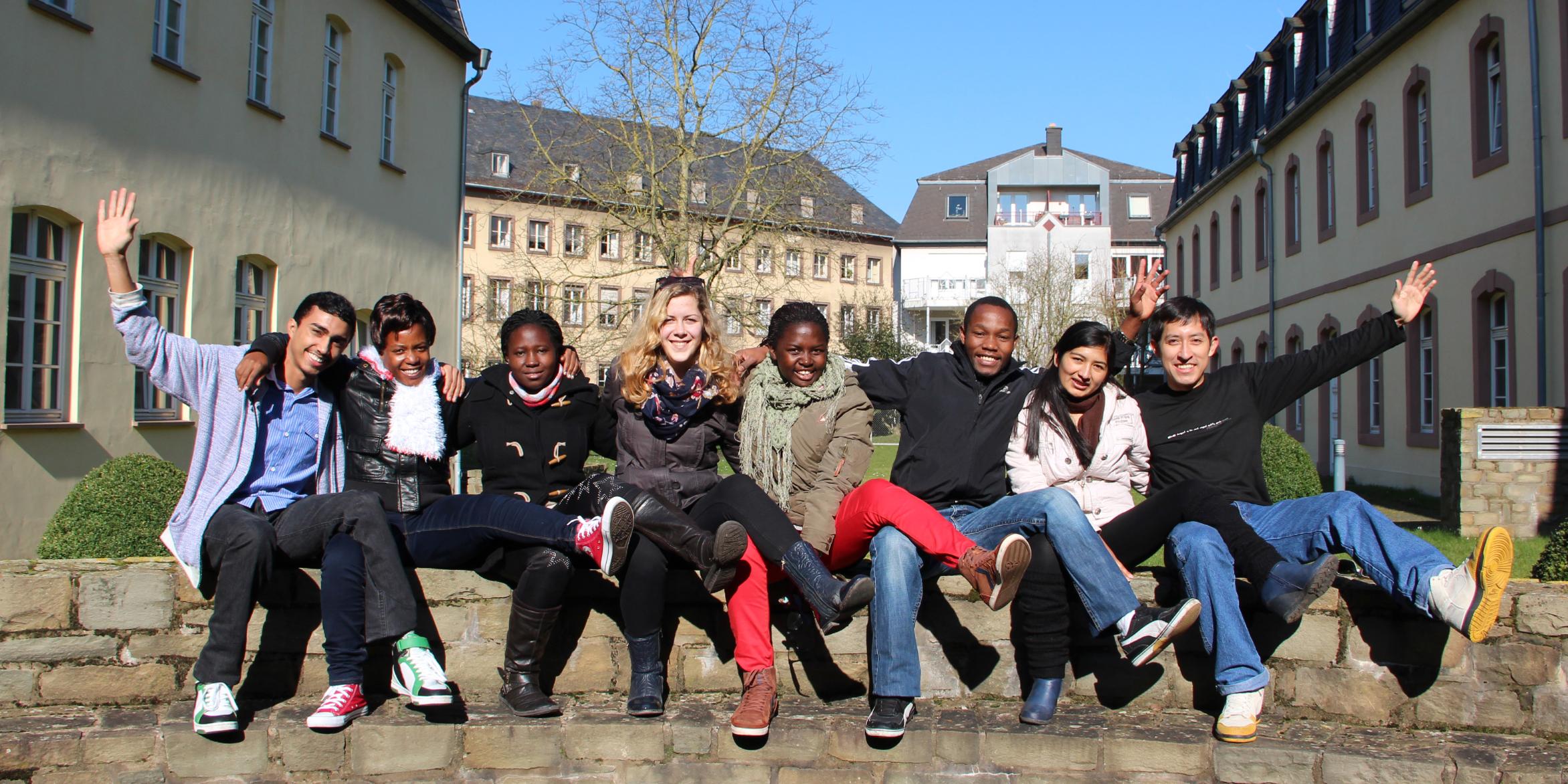 Die Freiwlligen vlnr: Ricardo Costa Santos; Claudine Usabuwera; Anastasie Coulibaly; Beatrix Ráduly; Claudine Uwineza; Jean Damascène Hagenimana; Cyntia Lopez Salazar; Santiago Gómez Contreras. Nicht im Bild: Eddy Guaji Viry; Noelia Barea Crespo; Gabriel Nygel Sevilla; Pavlo Maksymiv; Yuliia Havrush.