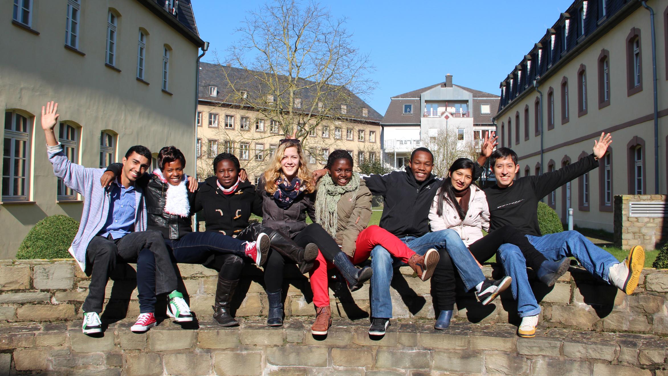 Die Freiwlligen vlnr: Ricardo Costa Santos; Claudine Usabuwera; Anastasie Coulibaly; Beatrix Ráduly; Claudine Uwineza; Jean Damascène Hagenimana; Cyntia Lopez Salazar; Santiago Gómez Contreras. Nicht im Bild: Eddy Guaji Viry; Noelia Barea Crespo; Gabriel Nygel Sevilla; Pavlo Maksymiv; Yuliia Havrush.