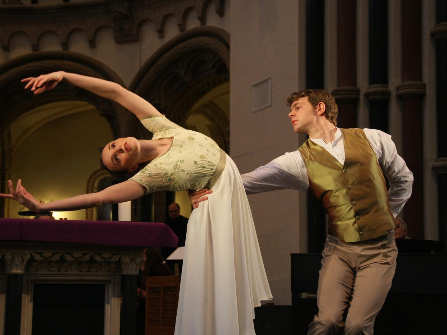 Meea Laitinen und Nathaniel Yelton boten einen Tanz aus dem Ballettabend 'Tausend Grüße' zu Musik von Robert Schumann dar.