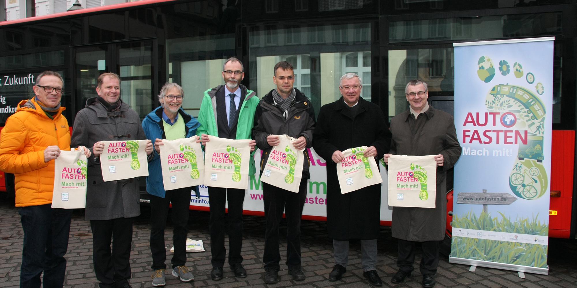 Sie haben die Aktion Autofasten auch in Koblenz eröffnet: Hans Egon Link, Sprecher der Nahverkehrsbetriebe, Stephan Pauly, Geschäftsführer des Verkehrsverbunds Rhein-Mosel, Günter Leisch, Pastoralreferent, Rolf Stahl, Superintendent ev. Kirchenkreis Koblenz, Thomas Hüsch, Dechant Dekanat Koblenz, Oberbürgermeister Prof. Dr. Joachim Hofmann-Göttig, Landrat Dr. Alexander Saftig.