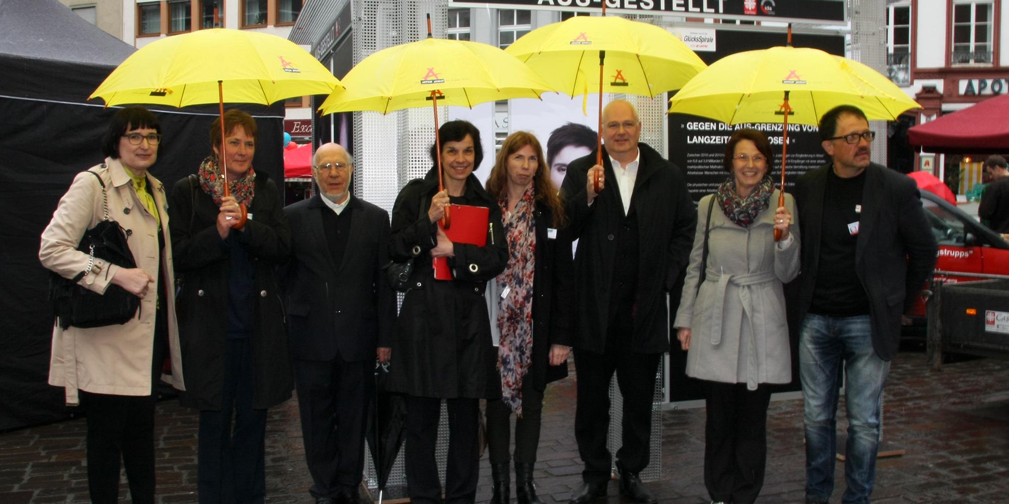 Die Verantwortlichen plädieren für eine verbesserte Arbeitsmarktpolitik für Langzeitarbeitslose und einen veränderten gesellschaftlichen Blick. 'Wir lassen euch nicht im Regen stehen' hieß es am Dienstag symbolisch.