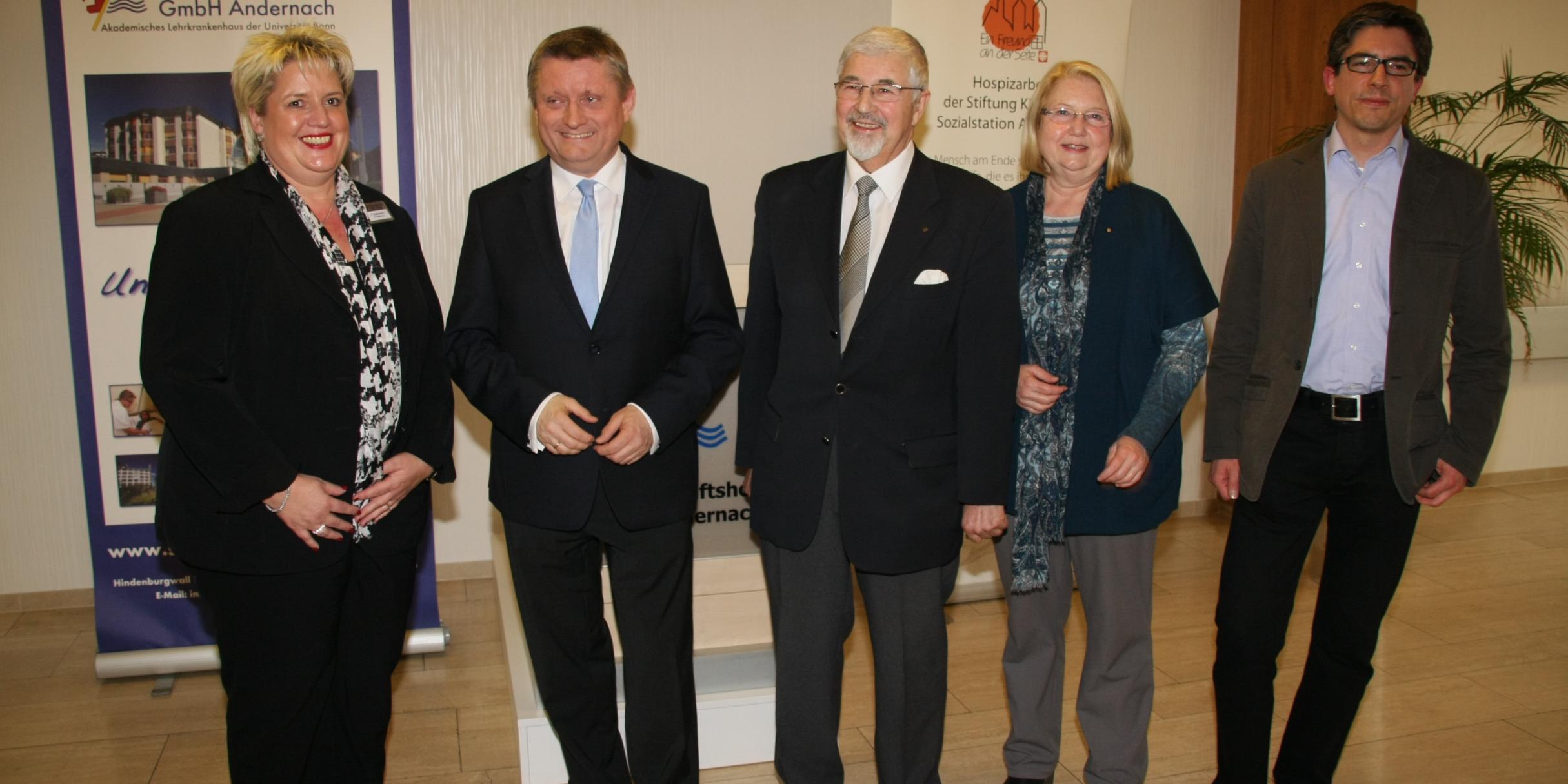 Cornelia Kaltenborn, Geschäftsführerin des St. Nikolaus-Stiftshospitals, Bundesgesundheitsminister Hermann Gröhe, Bernhard Ickenroth, Vorsitzender des Fördervereins Hospizbewegung Andernach-Pellenz, Hedi Thelen (CDU), Pfarrer Michael Stoer von der evangelischen Kirchengemeinde Plaidt.