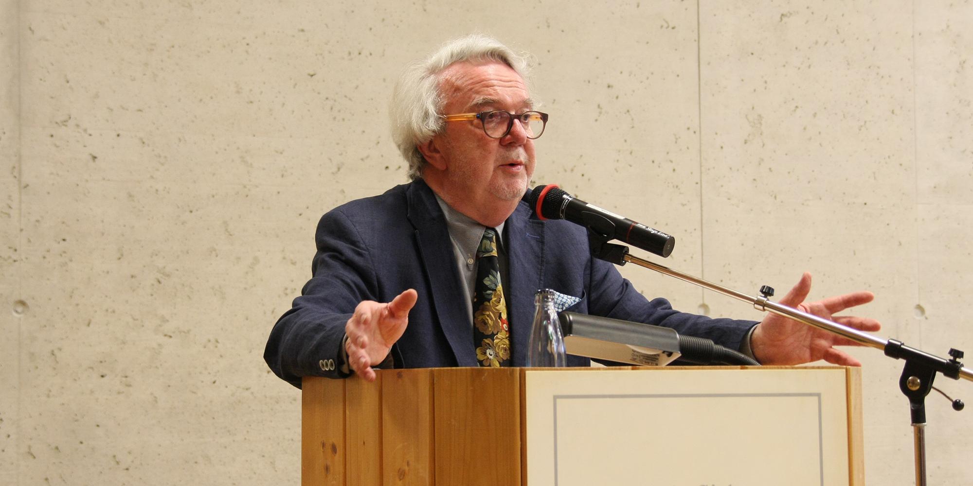 Professor Eckhard Nordhofen diskutierte im Anschluss an seinen Vortrag noch angeregt mit den Gästen des Katholischen Forums.