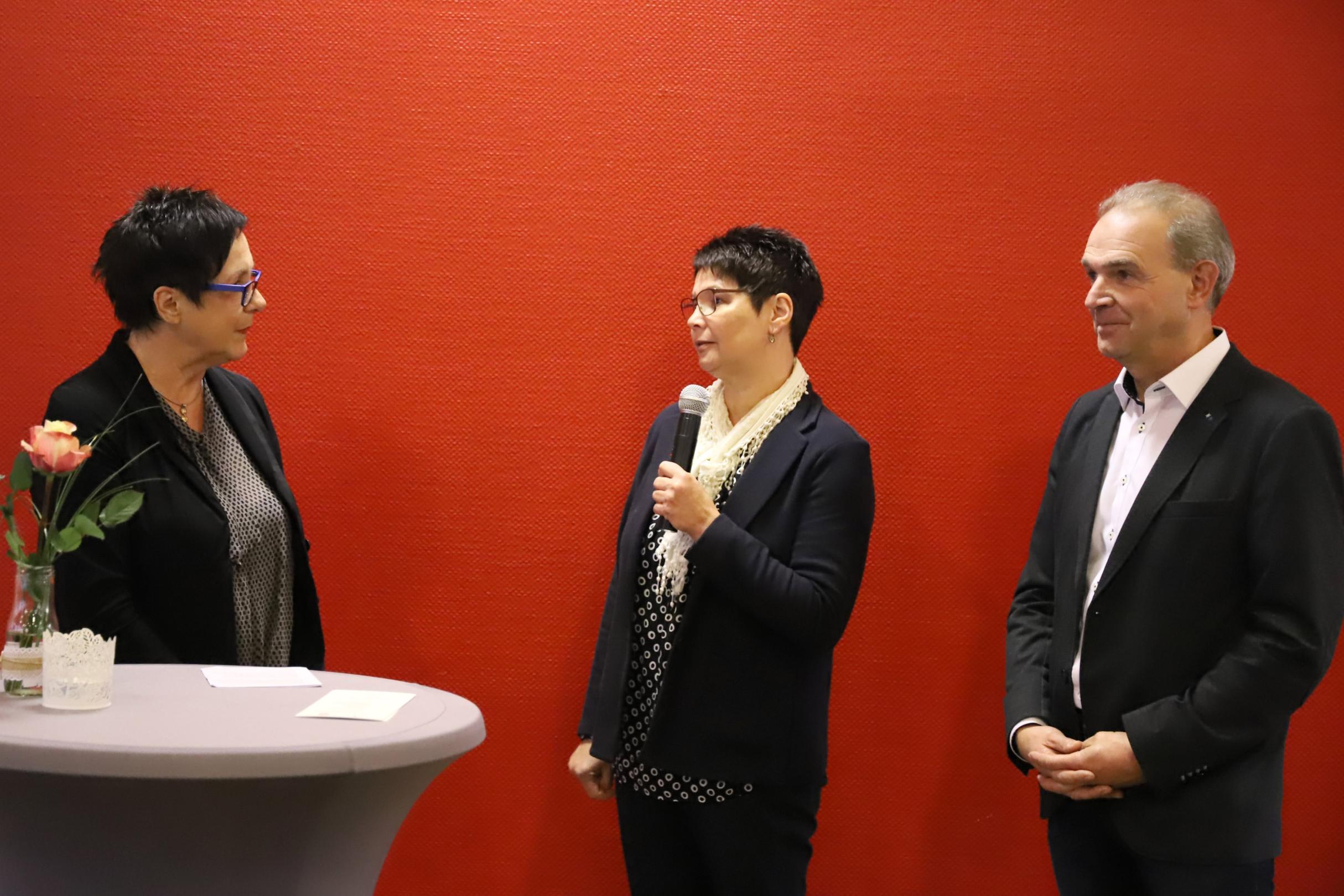 Christiane Hermes (Mitte) hat sich in eineinhalb Jahren zur Seelsorge-Mitarbeiterin qualifiziert. Sie berichtet davon auch dem Einrichtungsleiter von St. Wendelinus Wittlich, Manfred Kappes (rechts), und Projektkoordinatorin Brigitte Scherer (links) vom Arbeitsbereich Diakonische Pastoral im Bistum Trier.