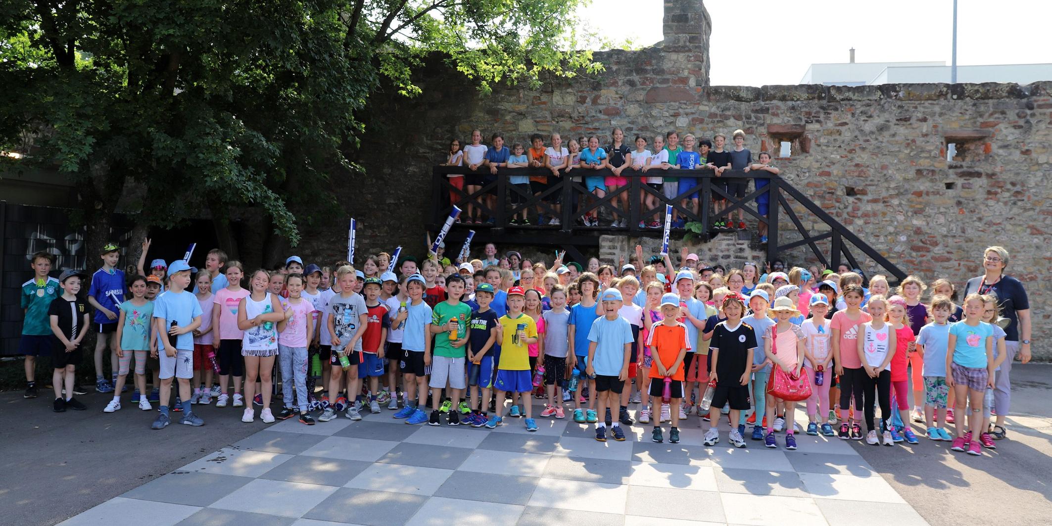 Die Erst bis Viertklässler der Bischöflichen Grundschule am Dom.