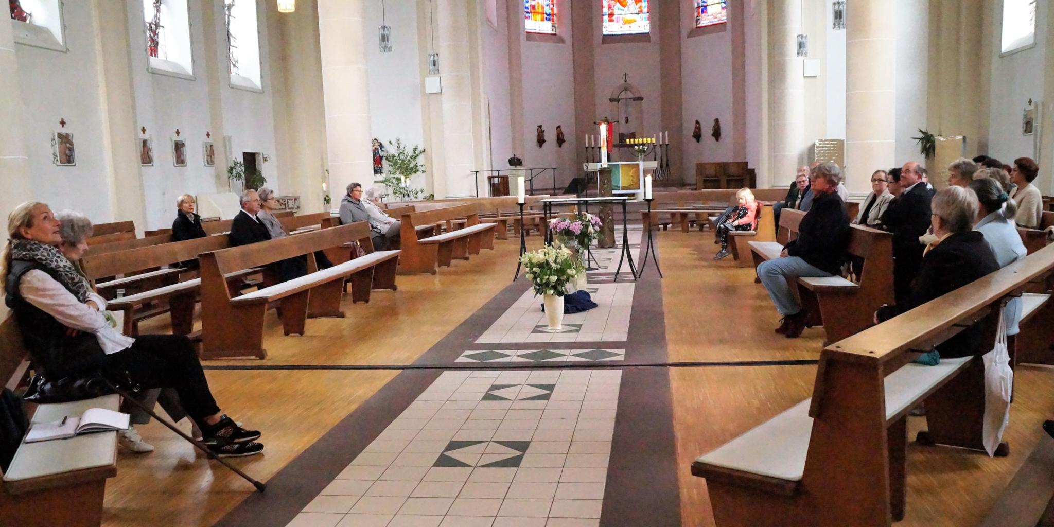 „.sredna“ in Herz Jesu in Trier: Mit dem „anders sehen, hören und schmecken“ ist auch eine andere Sitzordnung verbunden. Die Menschen sitzen im Rund und schauen sich an.