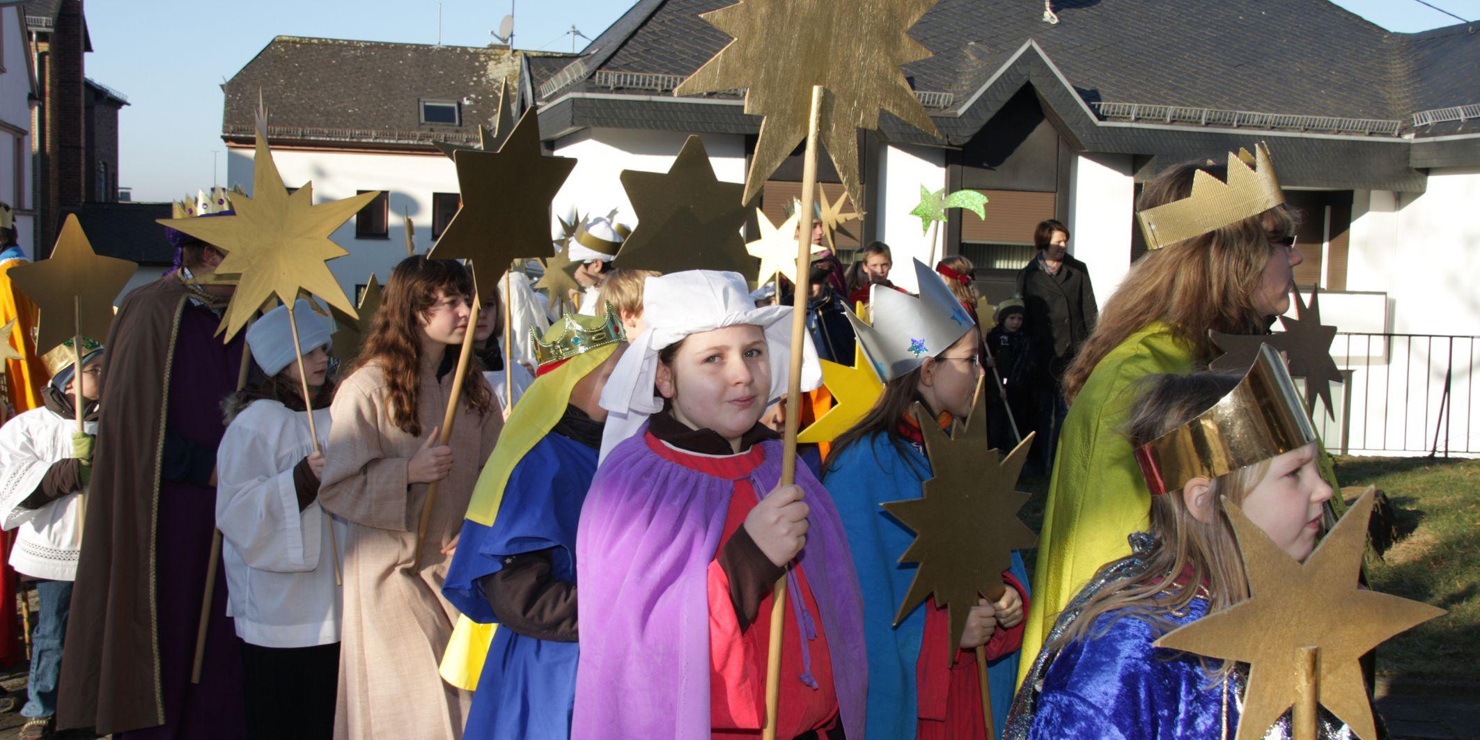 Die Sternsinger ziehen von Haus zu Haus.