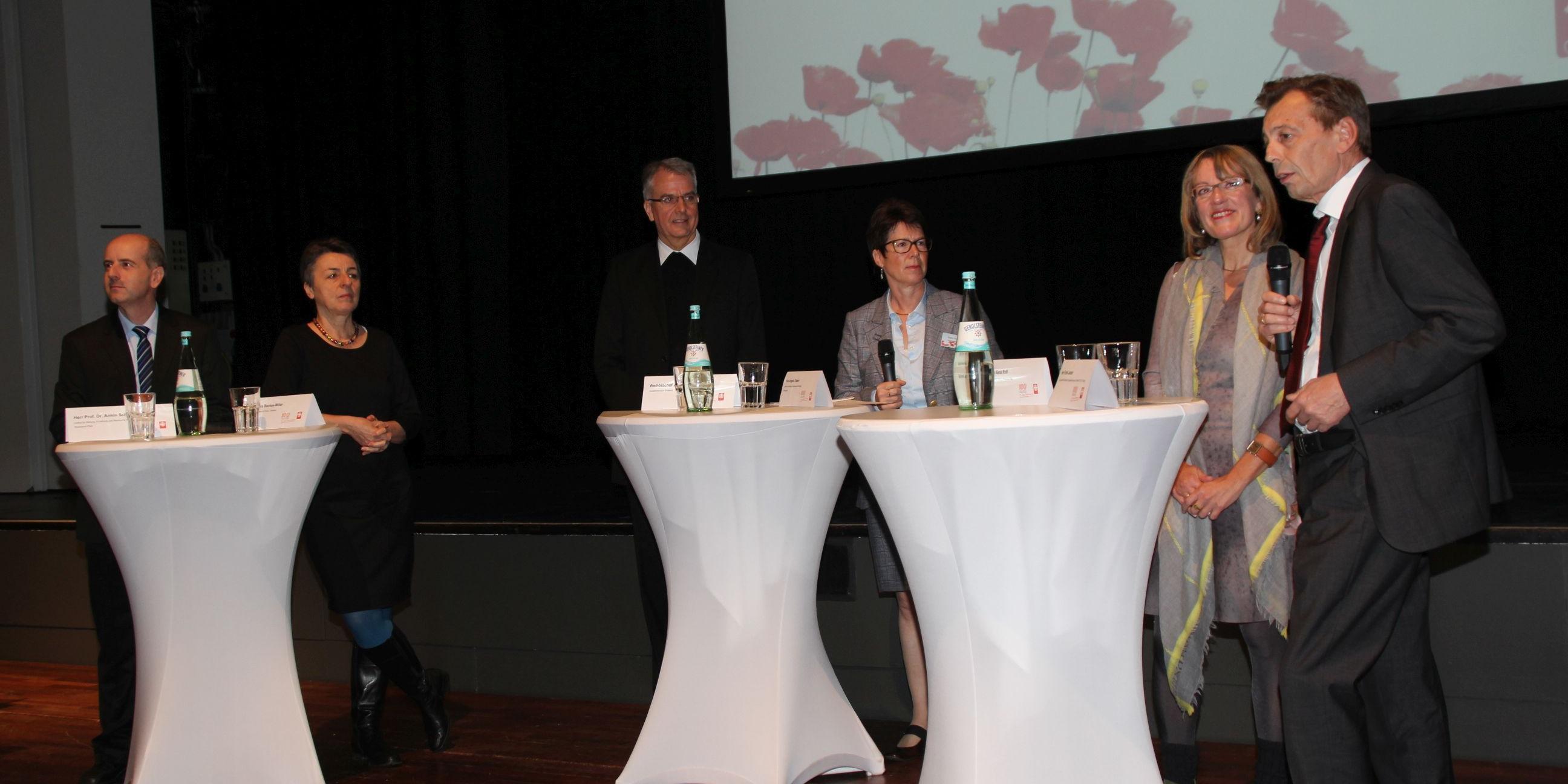 Talk zum Thema Glück: Professor Dr. Armin Schneider, Dr. Eva Backes-Miller, Weihbischof Jörg Peters, Moderatorin Angela Thelen, Xenia Roth und Frank Jansen (von links).