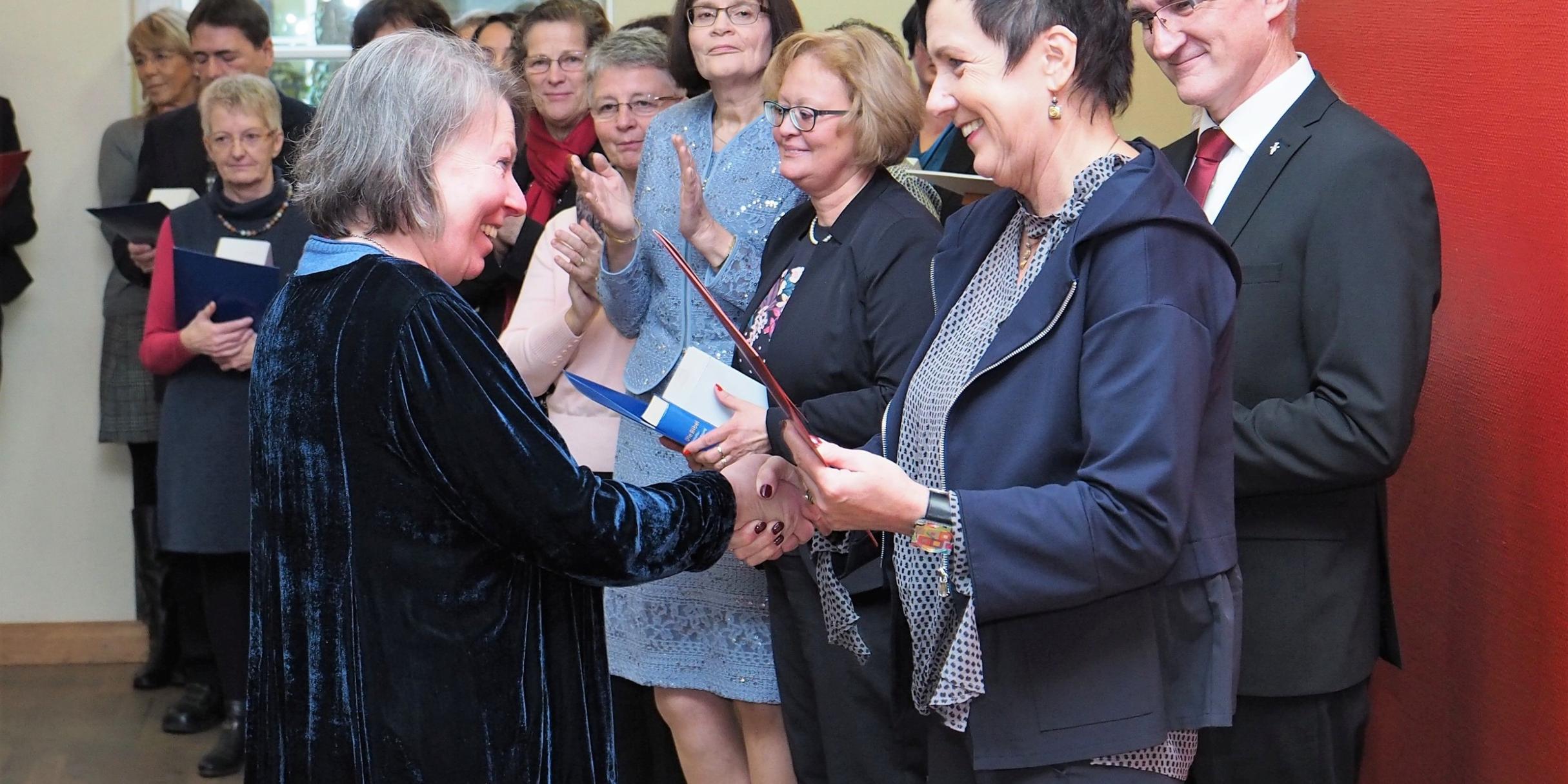 Sie sind nun „qualifizierte“ Mitarbeiterinnen und Mitarbeiter in der Seelsorge in der Altenhilfe: die Absolventen des zweiten Ausbildungskurses. Projektkoordinatorin Brigitte Scherer überreicht die Urkunde an die Teilnehmerin Margot Rausch (links).