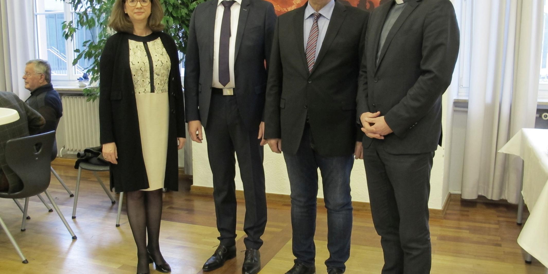 Direktorin Mechthild Schabo, Ulrich Stinner, Horst Drach und Generalvikar Dr. Ulrich Graf von Plettenberg (vlnr.)