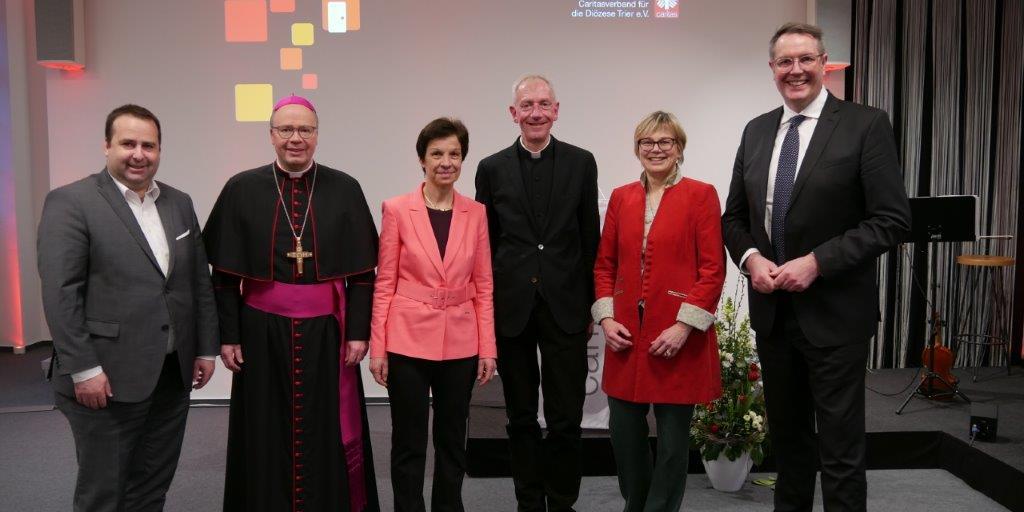 Diözesan-Caritasdirektorin Dr. Birgit Kugel (3. Von links) mit Minister Dr. Jung, Bischof Dr. Ackermann, Domkapitular Welter, Eva Maria Welskop-Deffaa und Minister Schweitzer (von links). (Foto: Gaby Jacquemoth/DiCV Trier)