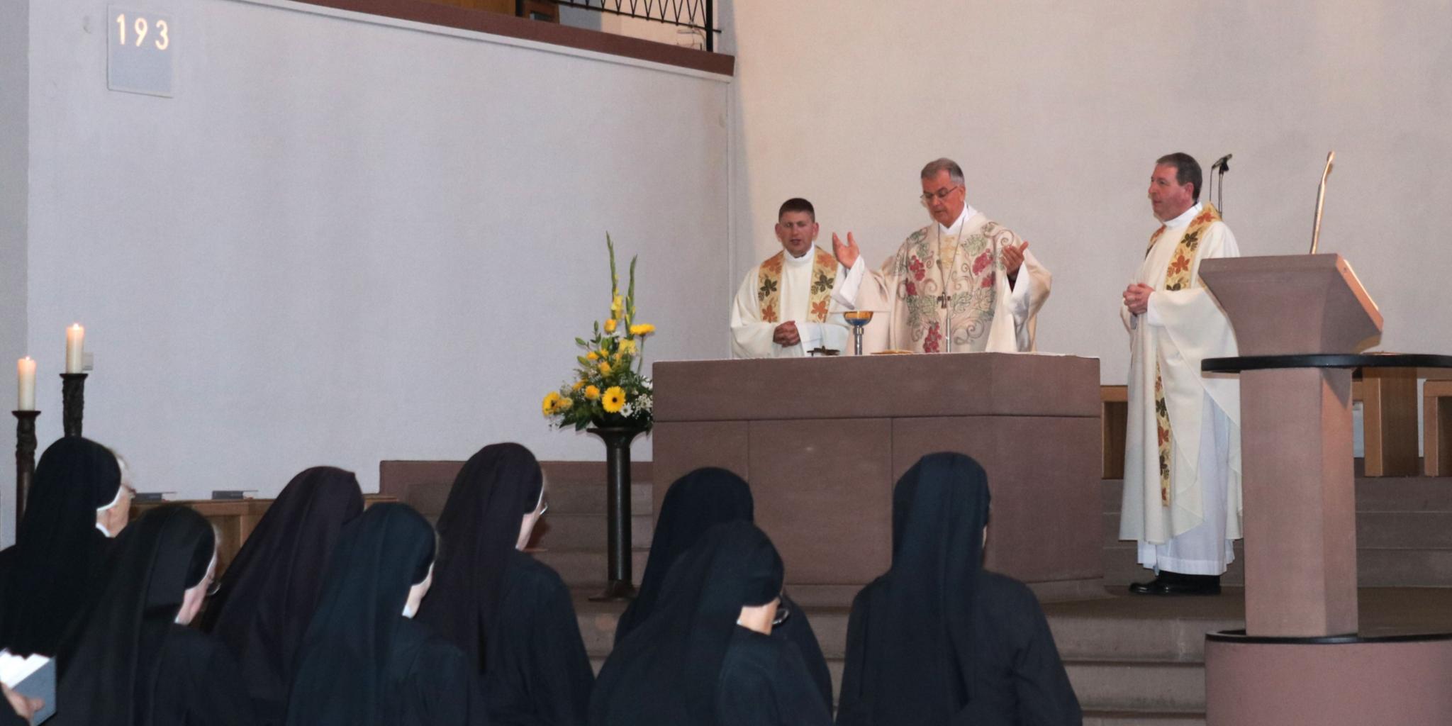 Pater Roman Gorincioi (links), Weihbischof Jörg Michael Peters (Mitte) und Pfarrer Markus Arndt während des Dankgottesdienstes in Cochem.
