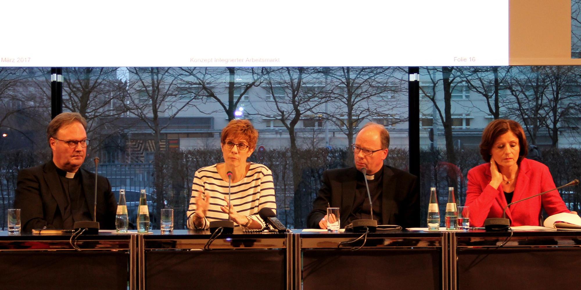 Dr. Hans-Günther Ullrich, Bischöflicher Beauftragter der Aktion Arbeit, Ministerpräsidentin Annegret Kramp-Karrenbauer, Bischof Dr. Stephan Ackermann und Ministerpräsidentin Malu Dreyer (vlnr.)