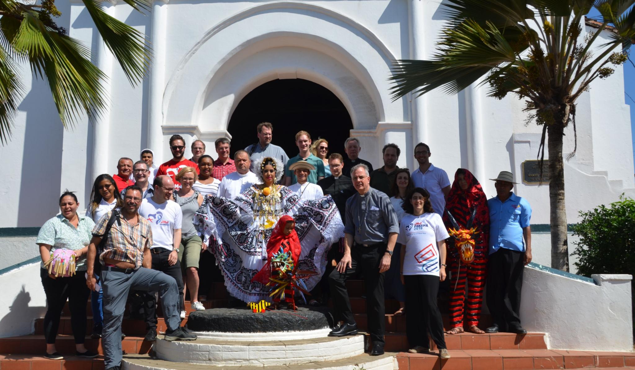 Die Delegation um Weihbischof Jörg Michael Peters mit Partnern aus Panama. Foto: Adveniat