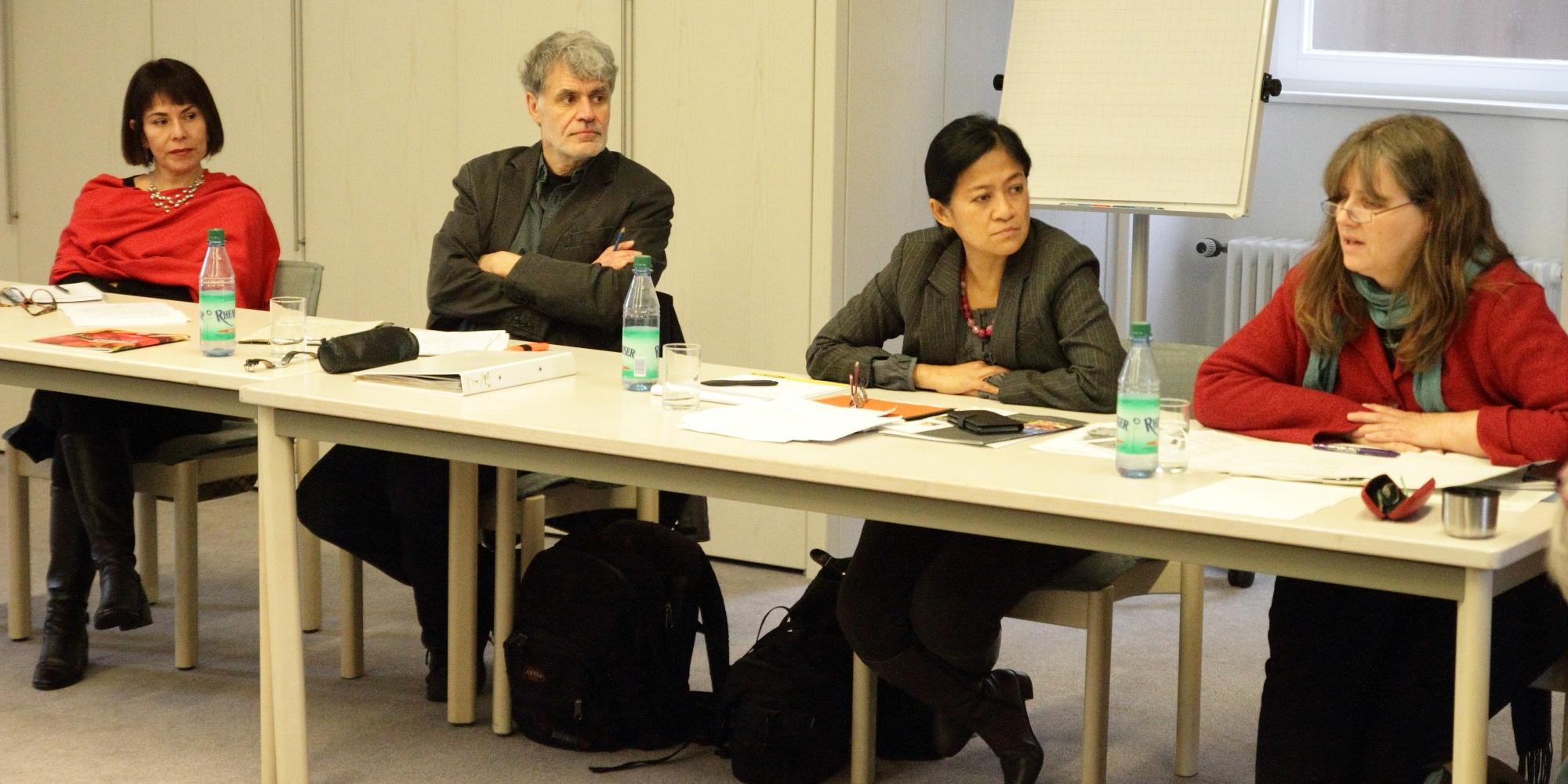 Cecilia Sánchez aus Peru, Moderator Guido Groß, Emmalyn L. Kotte von den Philippinen und die deutsche Pfarrerin Ute Hedrich bei der Podiumsdiskussion