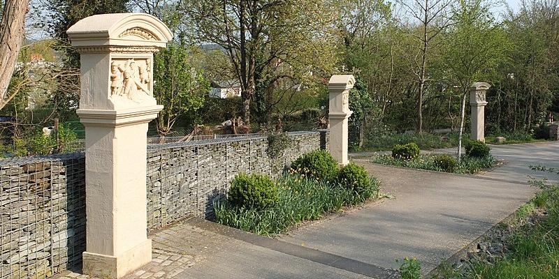 Kreuzwege wie dieser in Heilig-Kreuz in Trier laden die Menschen ein, sich die Leidensgeschichte Jesu zu vergegenwärtigen und an Verfolgte, Arme, Kranke und Benachteiligte zu denken und für sie zu beten.