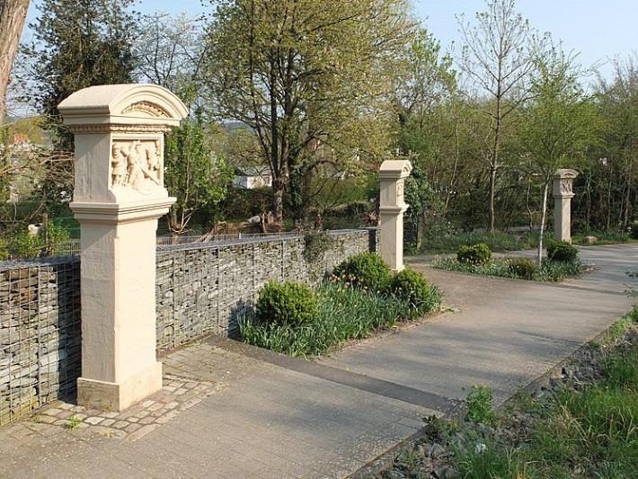Kreuzwege wie dieser in Heilig-Kreuz in Trier laden die Menschen ein, sich die Leidensgeschichte Jesu zu vergegenwärtigen und an Verfolgte, Arme, Kranke und Benachteiligte zu denken und für sie zu beten.