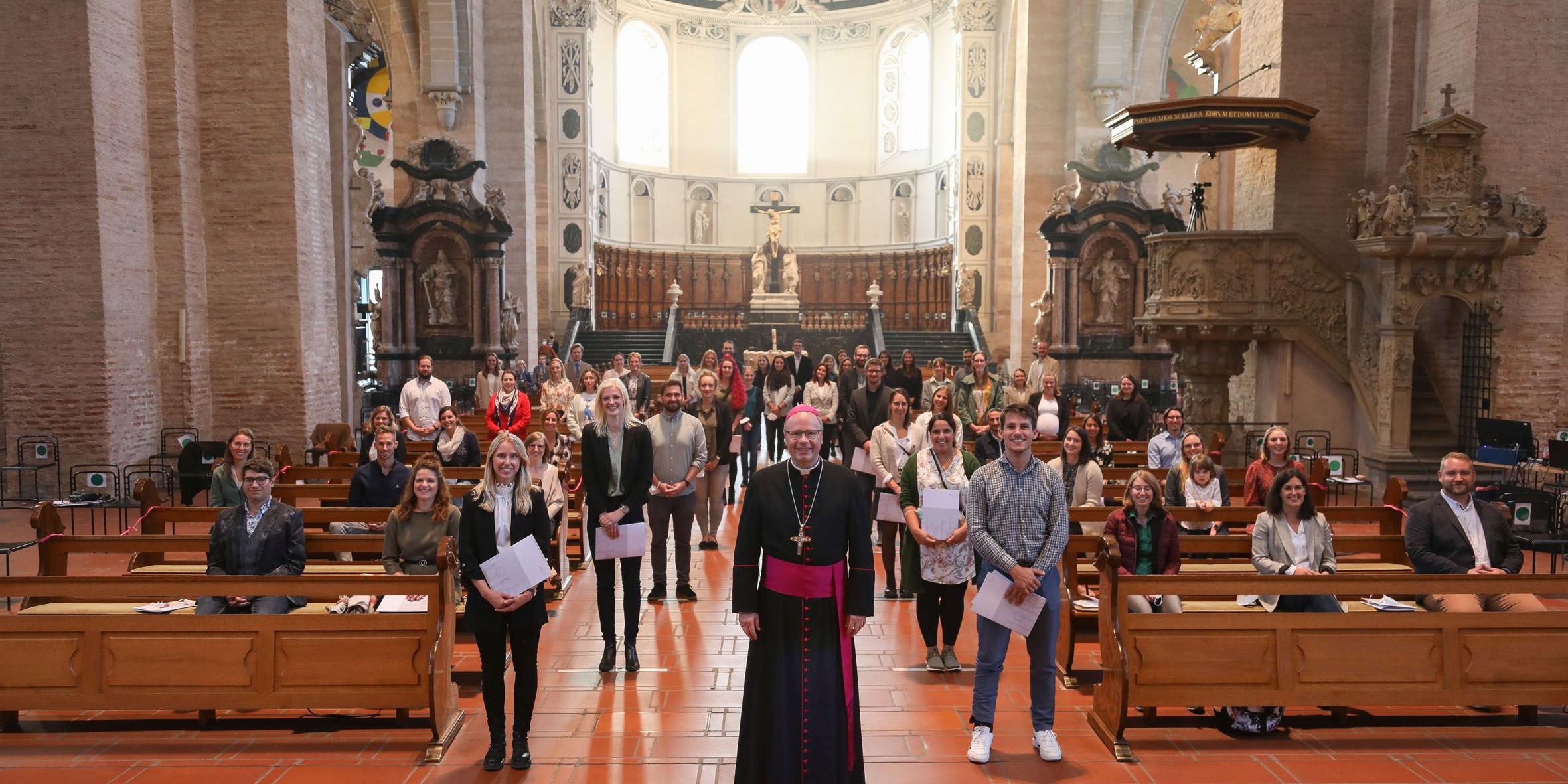 Bischof Ackermann (Mitte) mit den neubeauftragten Religionslehrerinnen und -lehrern (Fotos: Helmut Thewalt)