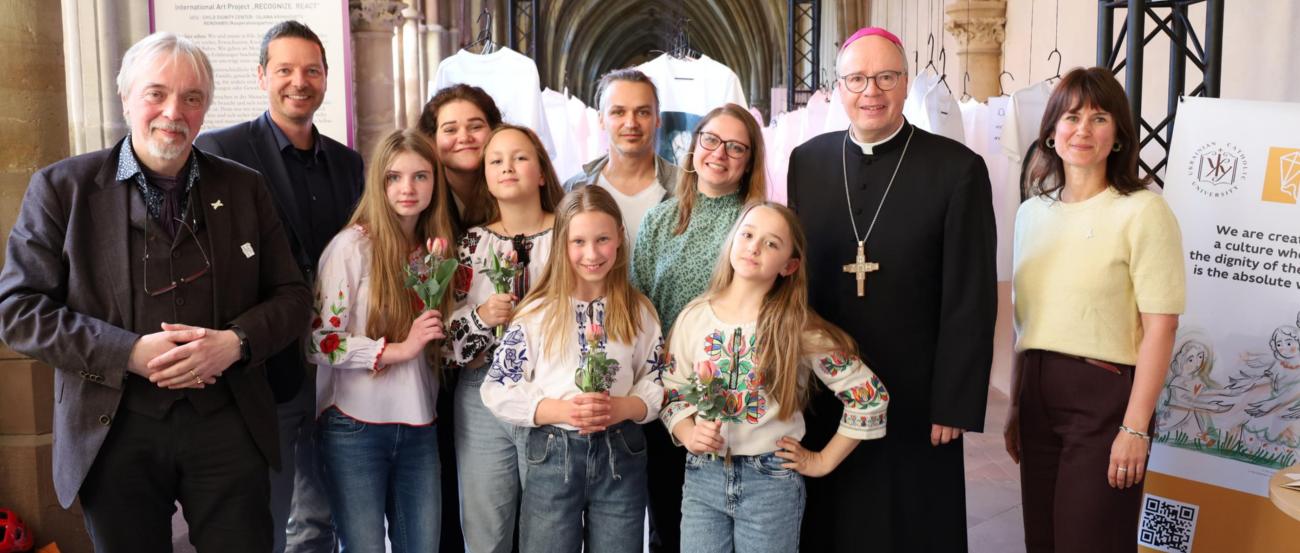Gruppenfoto: Dr. Andreas Zimmer, Dr. Thorsten Hoffmann, Khrystyna Shabat, Tomek Welke, Ivanka Rudakevych, Bischof Dr. Stephan Ackermann und Sarah Schmitz (vlnr.) zusammen mit Kindern des Kinderchor „Bravo“ der Deutsch-Ukrainischen Gesellschaft Trier.