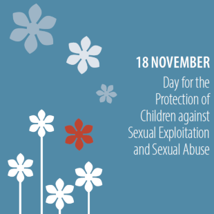 Man sieht fünf gezeichnete Blüten. Vier sind weiß, eine davon rot