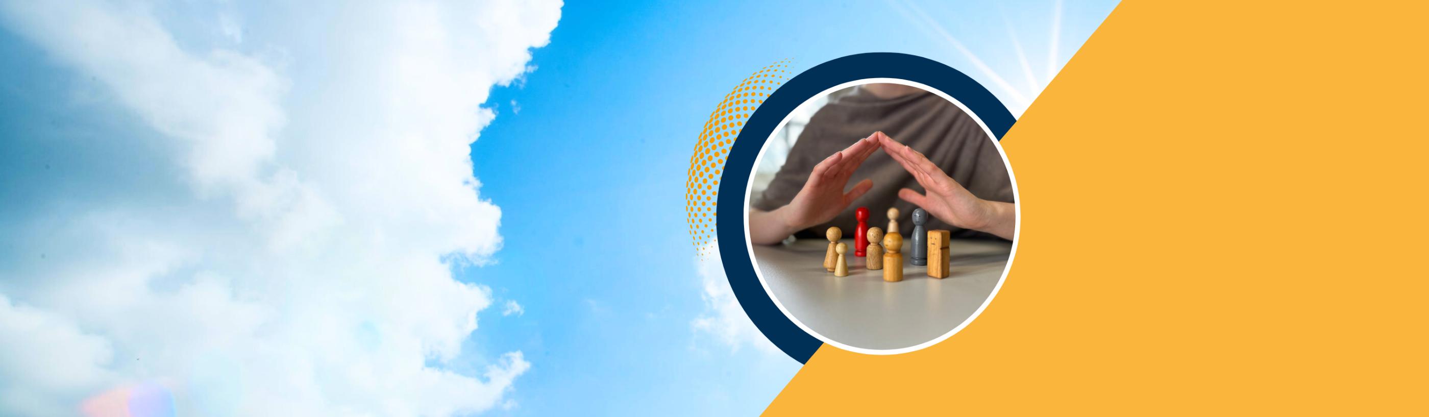 Man sieht verschiedene hölzerne Spielfiguren auf einem Tisch. Darüber sind schützend zwei Hände ausgebreitet. Das Foto befindet sich ein einem geschützten Kreis vor einem Wolkenhimmel