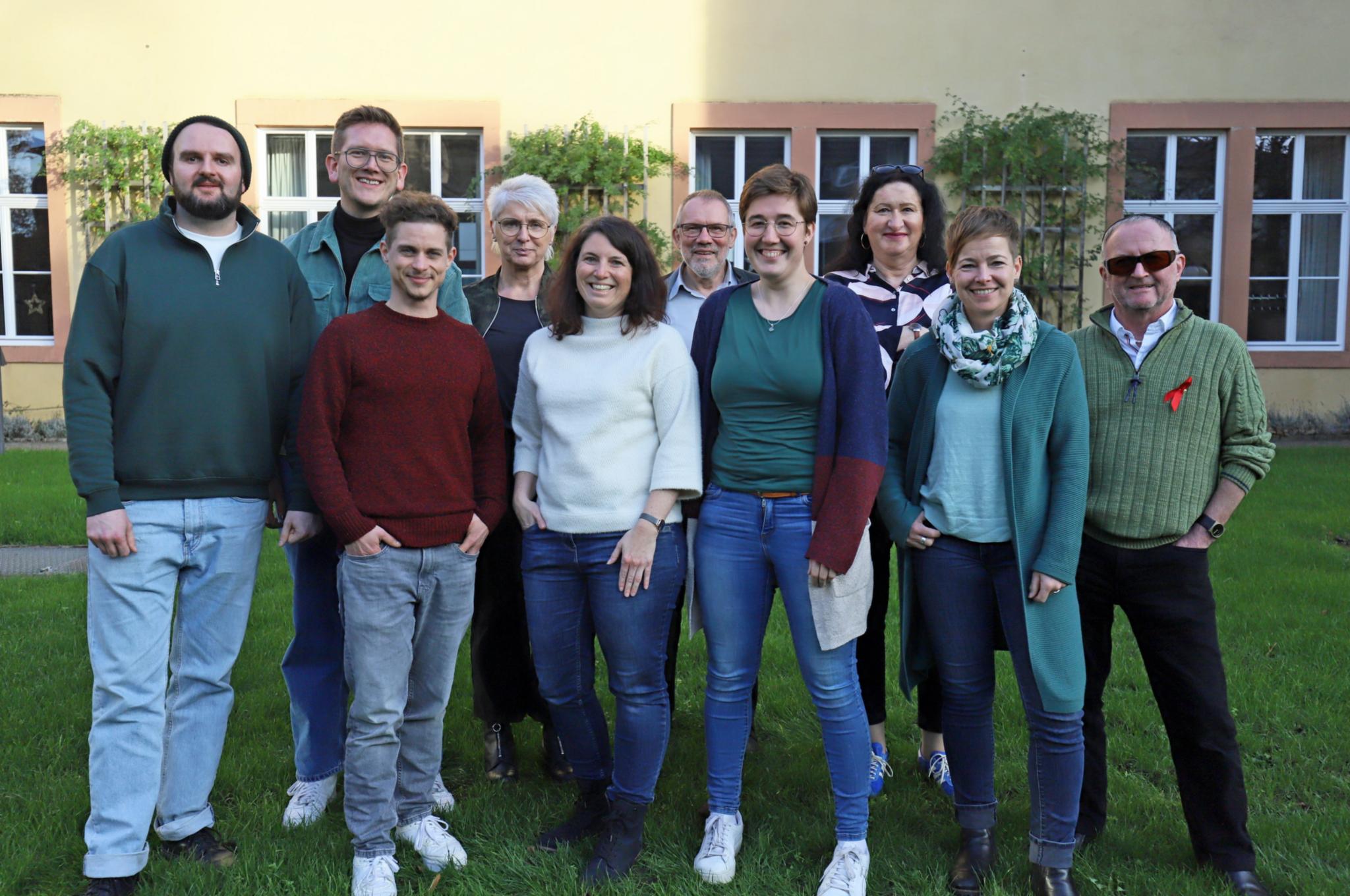 Man sieht die Mitglieder des AK Queer im Dezember 2025:  v.l.n.r. Raphael Foltin, Matthias Beer, Vincent Maron, Martina Beutgen, Christine Traut, Aloys Perling, Pia Stahl, Claudia Brutscher, Ulrike Laux, Matthias Holzapfel.  Nicht auf dem Bild: Beate Heß, Tom Mölders, Lutz Schultz