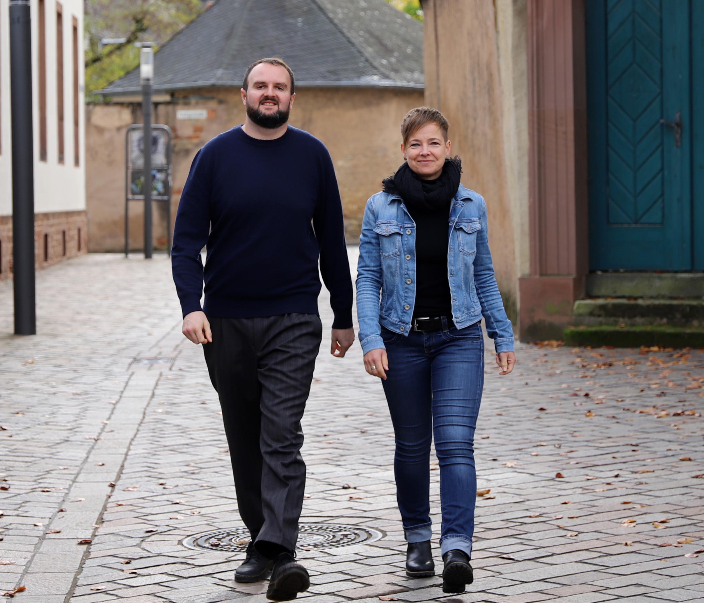 Man sieht zwei Personen nebeneinander gehend
