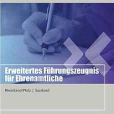 Rechte Hand schreibt mit Kugelschreiber etwas auf ein Stück Papier