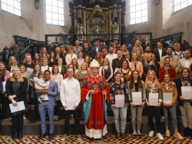 Bischof Ackermann mit den Emfpänger*innen der Missio canonica 2023 im Dom