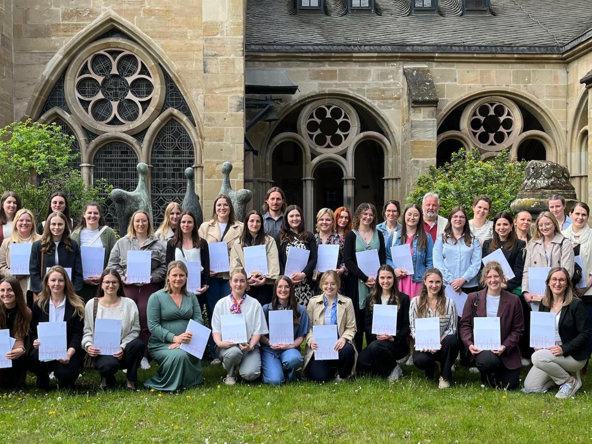 Gruppenfoto der Religionslehrkräfte, die ihre kirchliche Lehrerlaubnis erhalten haben, mit Bischof Stephan Ackermann
