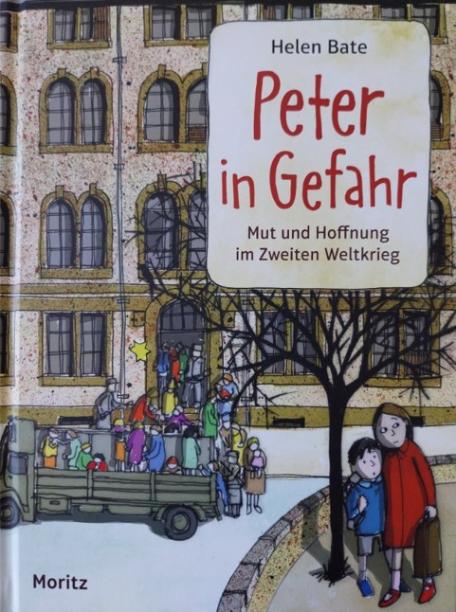 Buchcover Peter in Gefahr: Im Eingang eines großen Hauses mit Judenstern warten Menschen, vor dem Haus steht ein LKW mit offener Ladefläche, auf der sich bereits viele Menschen befinden. Vorne rechts auf dem Cover ist der der verängstigte, kleine Peter, die Hauptfigur des Buches zusammen mit seiner Schwester zu sehen.