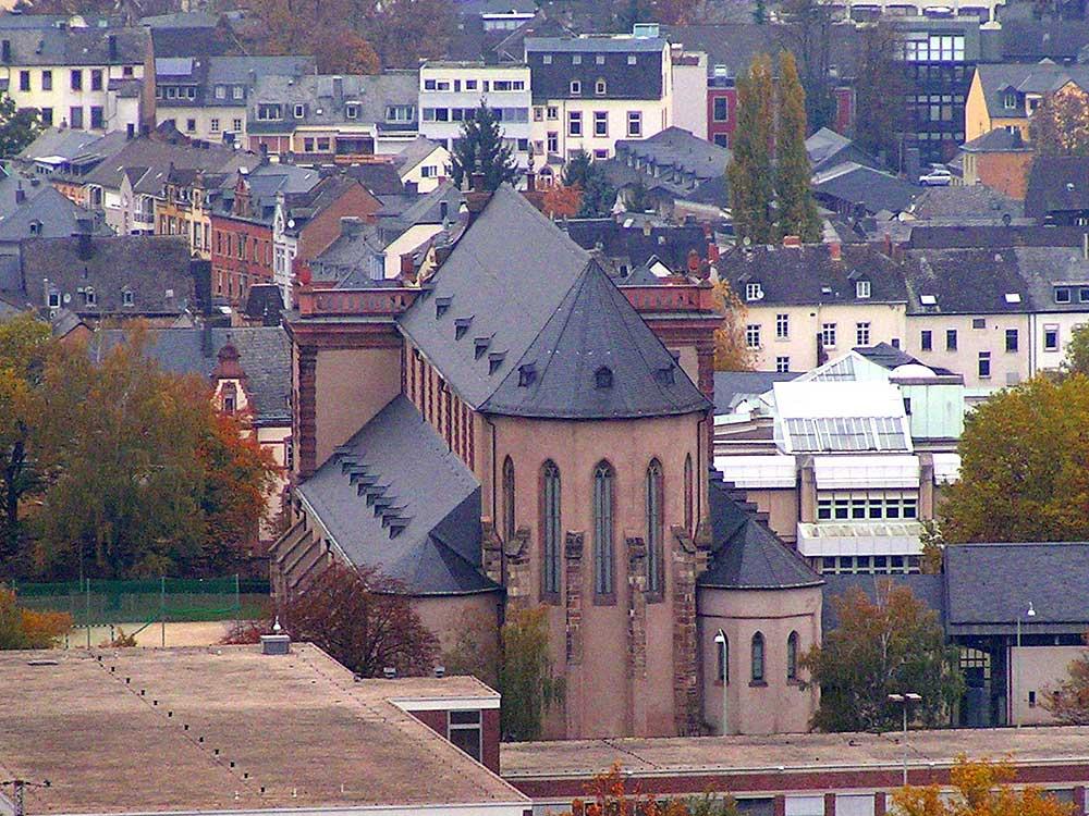 Blick vom Petrisberg Trier auf die Abteikirche St. Maximin und die umliegenden Häuser.
