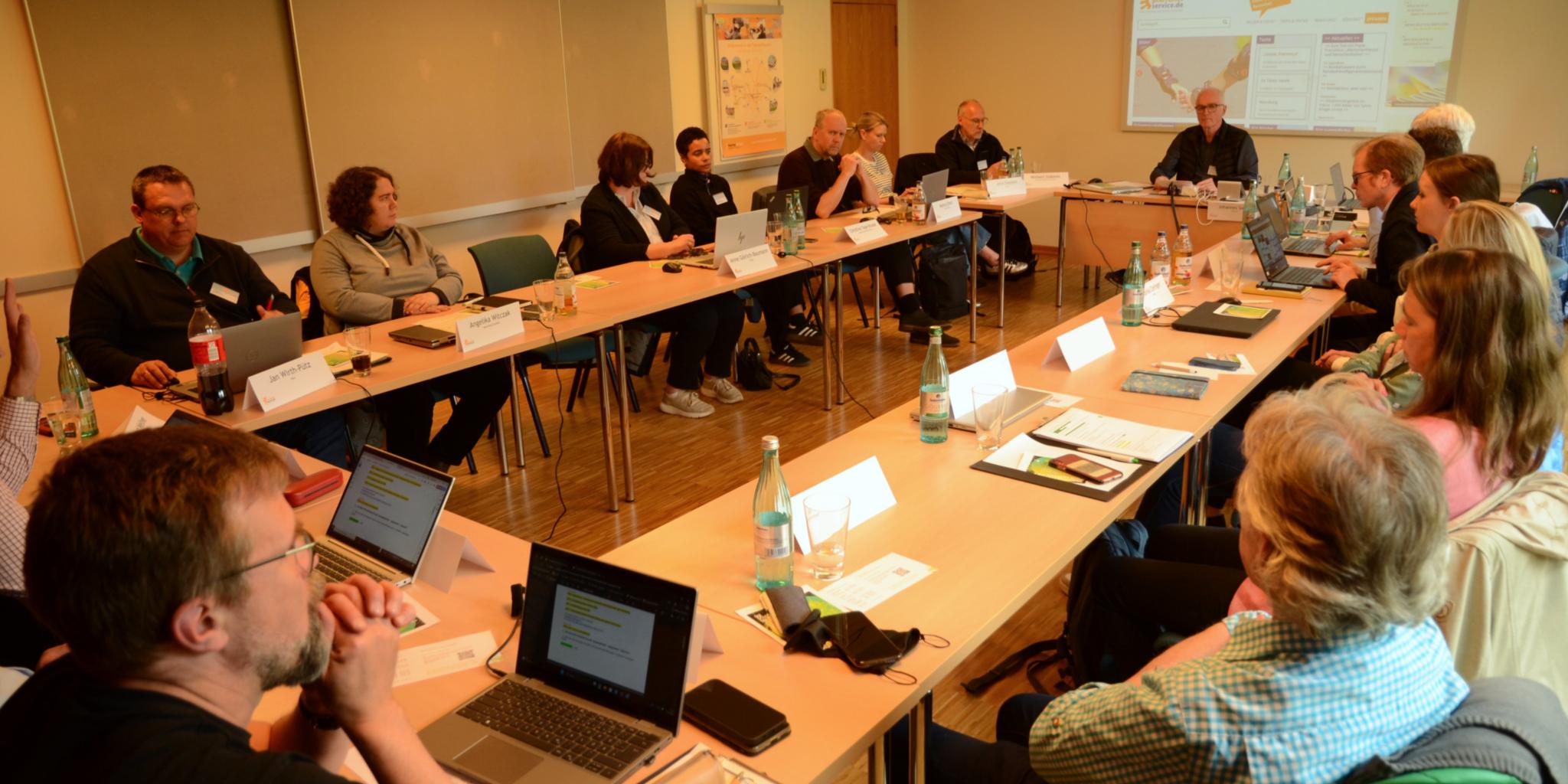 Zum letzten Mal in diesem Setting: Johannes Simon (vor der Leinwand) moderierte die Bundeskonferenz 2025 von Pfarrbriefservice.de. Er wird im Oktober 2025 in den Ruhestand gehen.