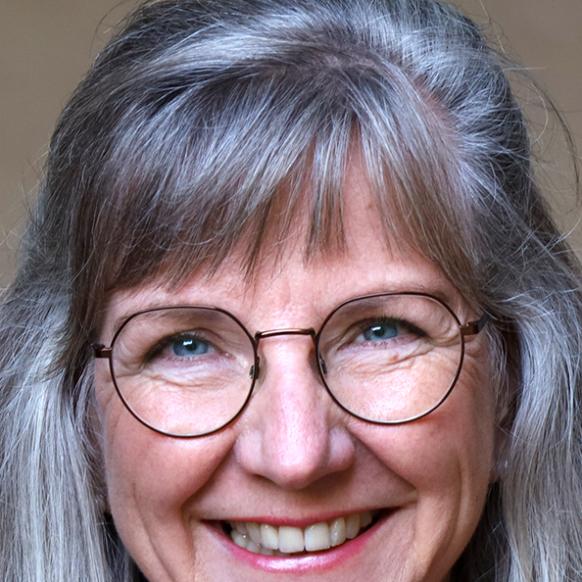 Margit Haubrich (c) Inge Hülpes/Bistum Trier Man sieht eine Frau mit Brille und schulterlangen, grauen Haaren, die lächelt.