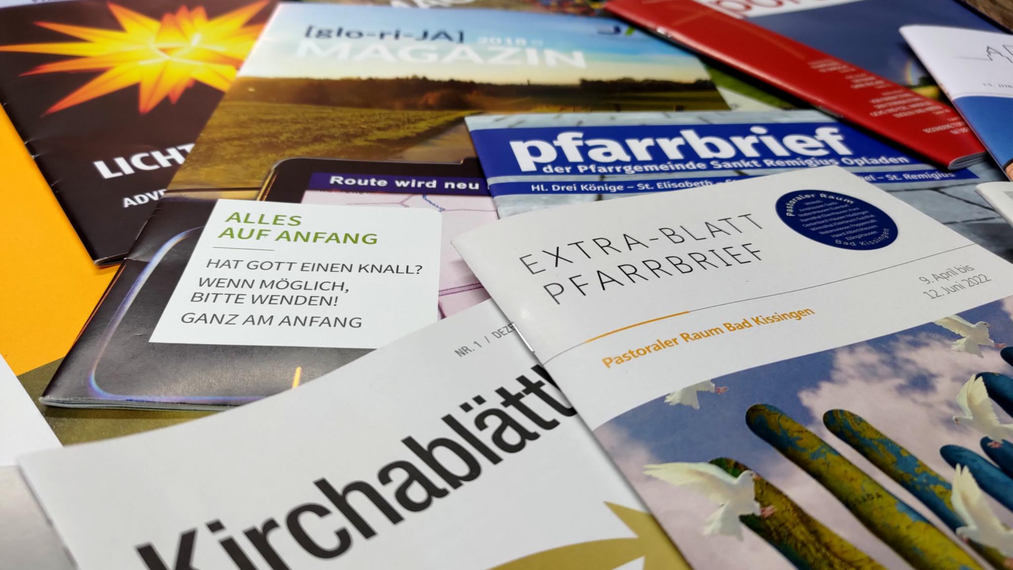 man sieht verschiedene Pfarrbriefe übereinander liegen