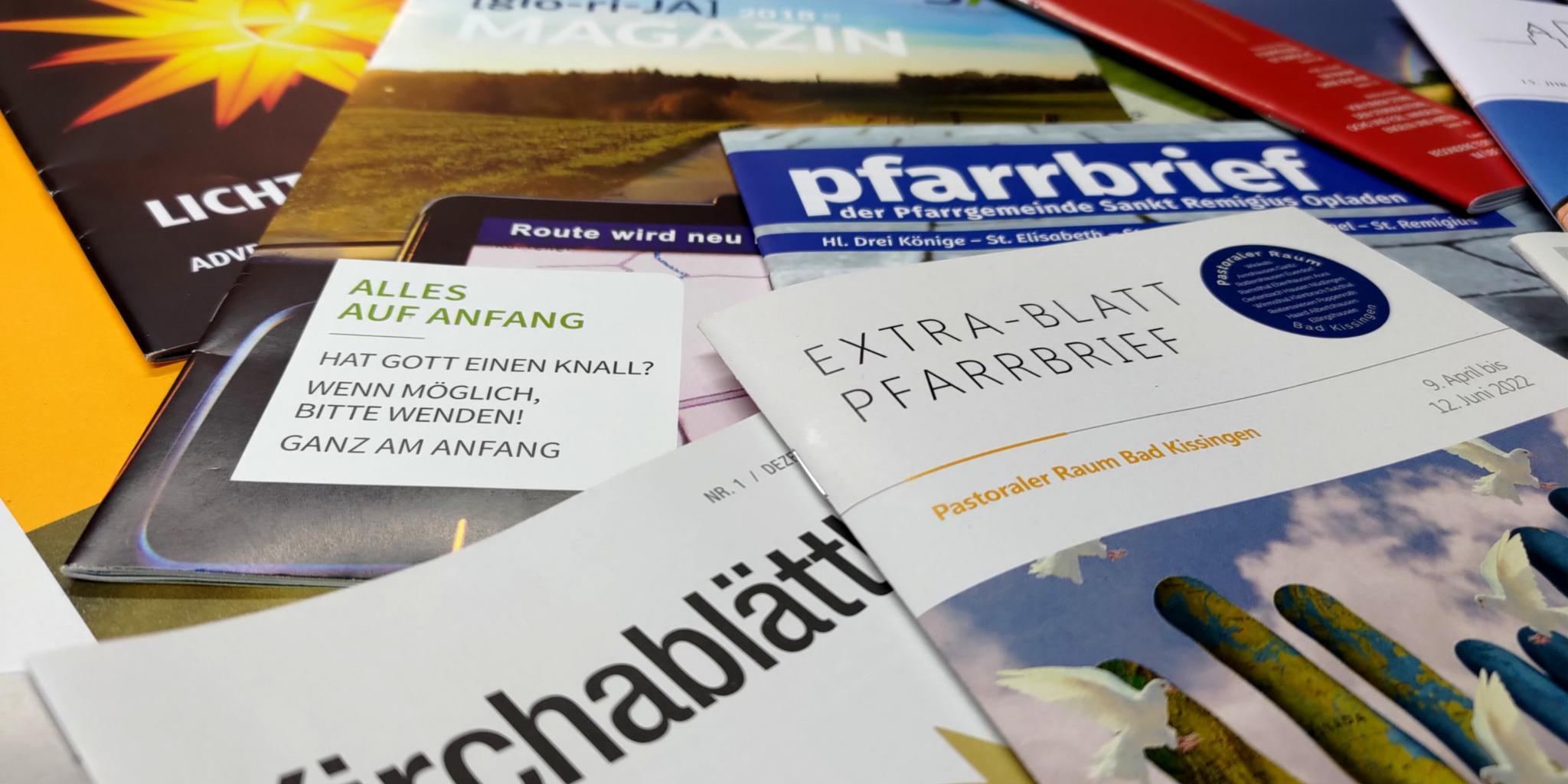man sieht verschiedene Pfarrbriefe übereinander liegen